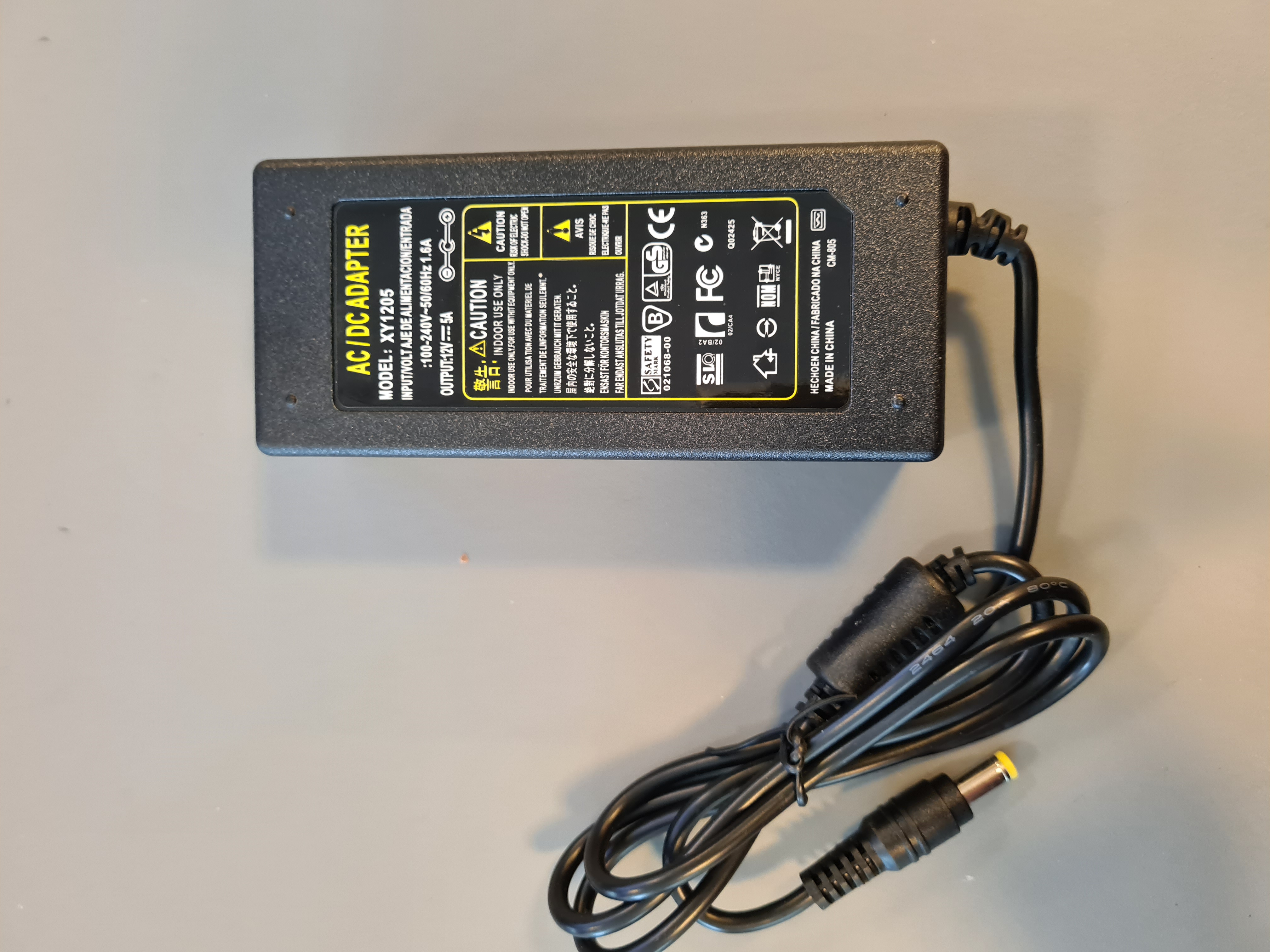 Billede fra myndighedens meddelelse af det tilbagekaldte produkt AC/DC Adapter 5A. Årsag: OKTILTAG.
