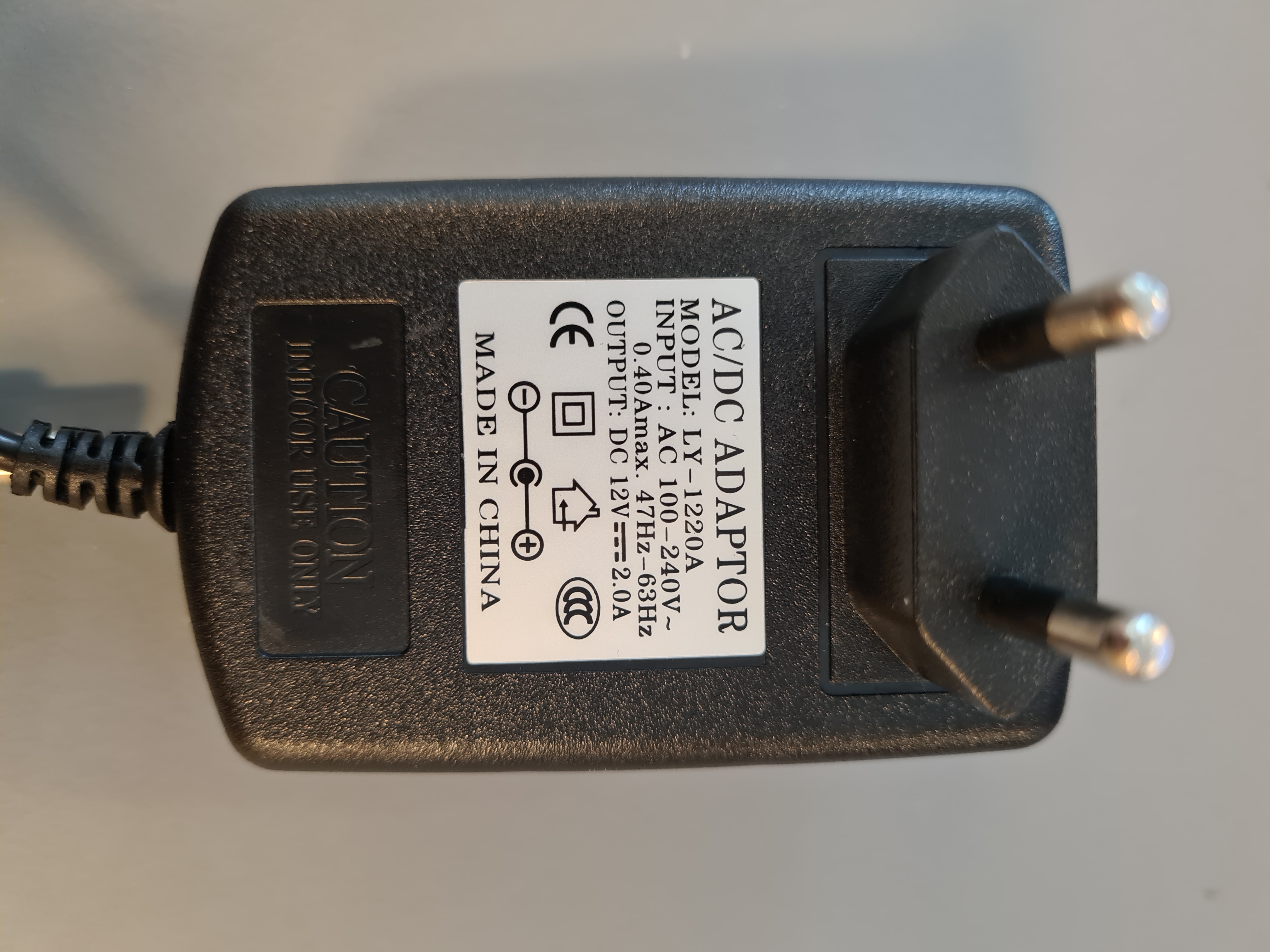Billede fra myndighedens meddelelse af det tilbagekaldte produkt AC/DC Adapter 2A. Årsag: OKTILTAG.