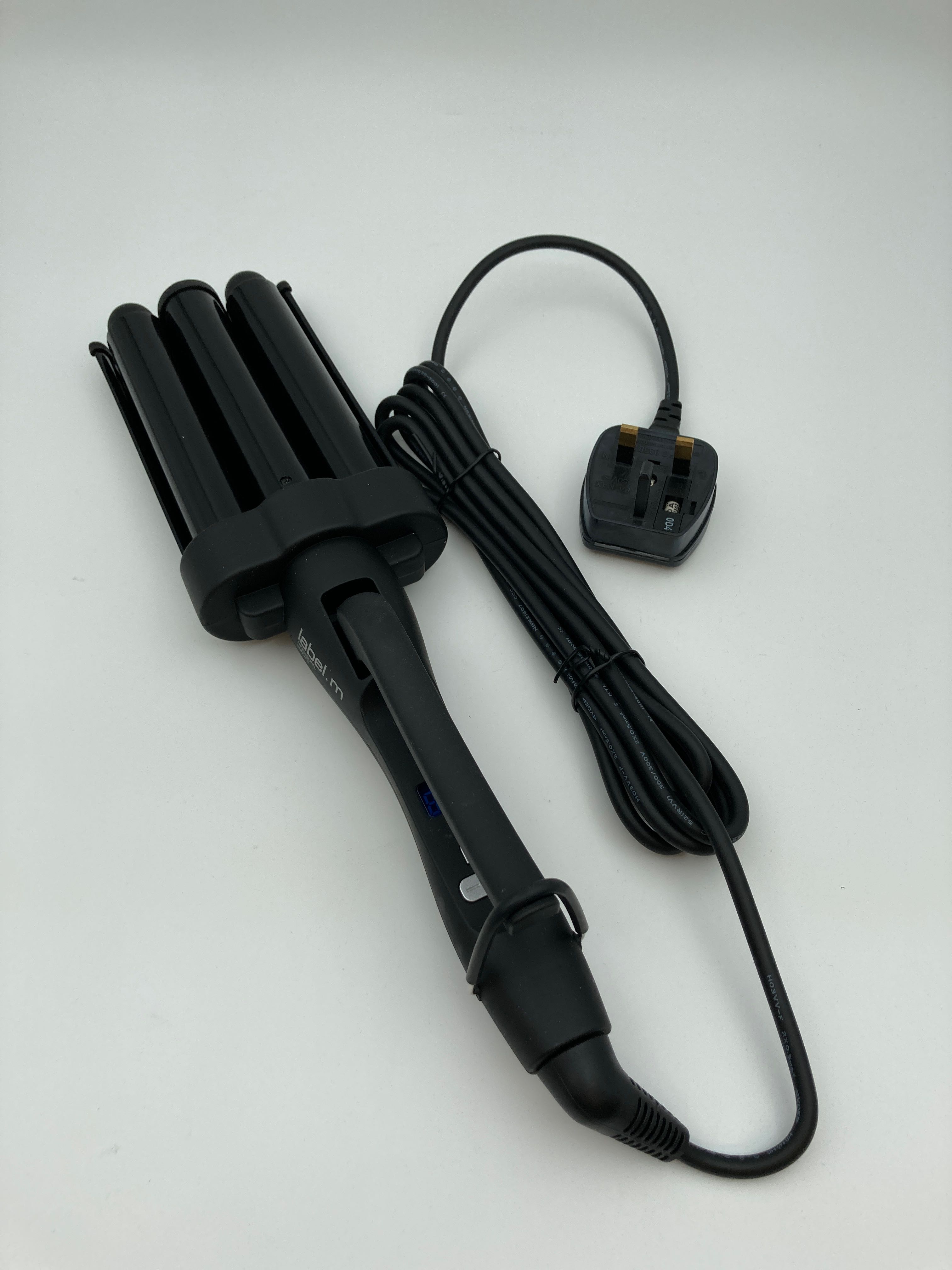 Billede fra myndighedens meddelelse af det tilbagekaldte produkt The Advanced Pro Triple Barrel Waver 25mm. Årsag: OKTILTAG.