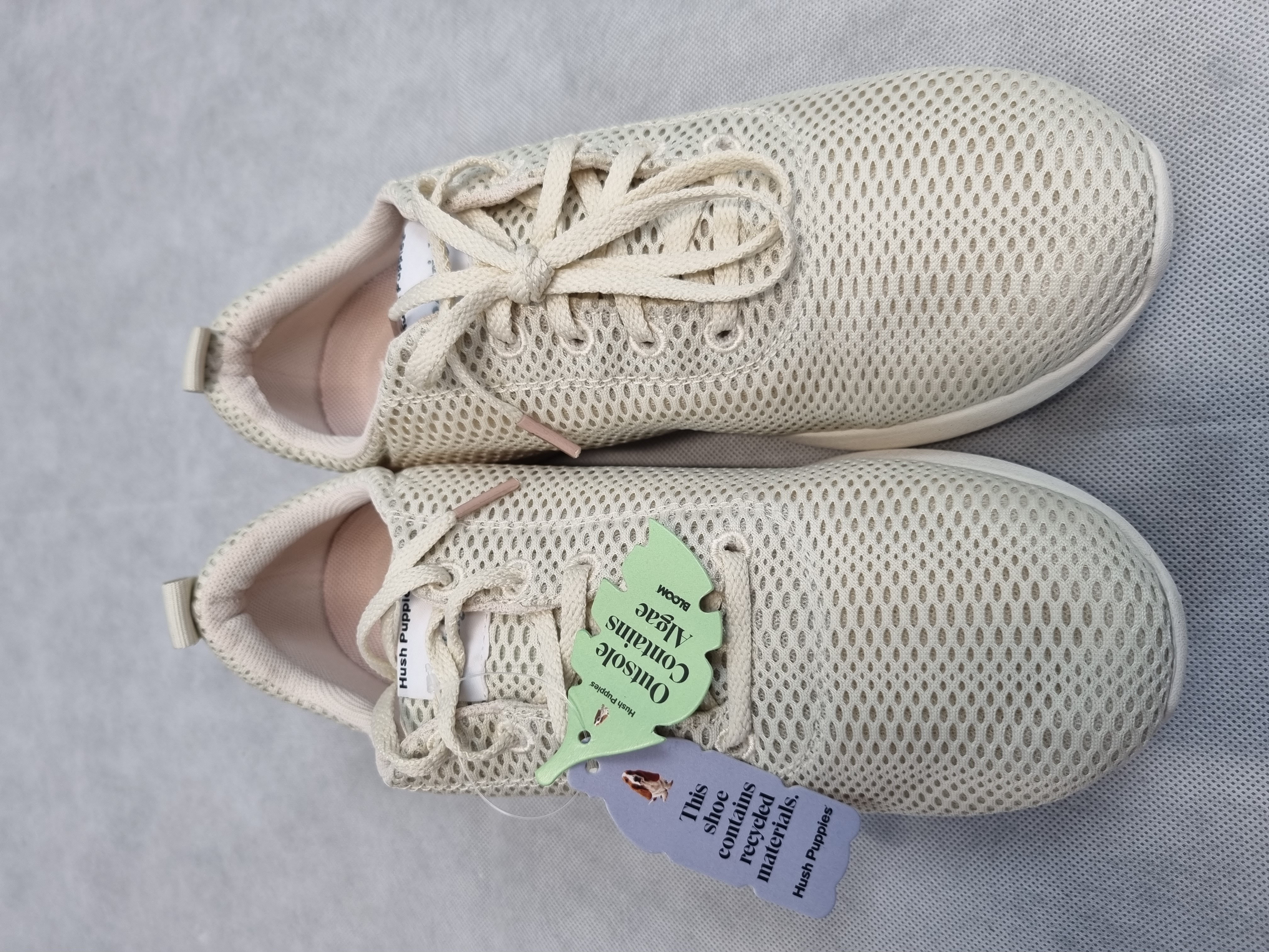 Billede fra myndighedens meddelelse af det tilbagekaldte produkt Hush Puppies - Ladies Good Lace Up 2.0 Shoes. Årsag: OKTILTAG.