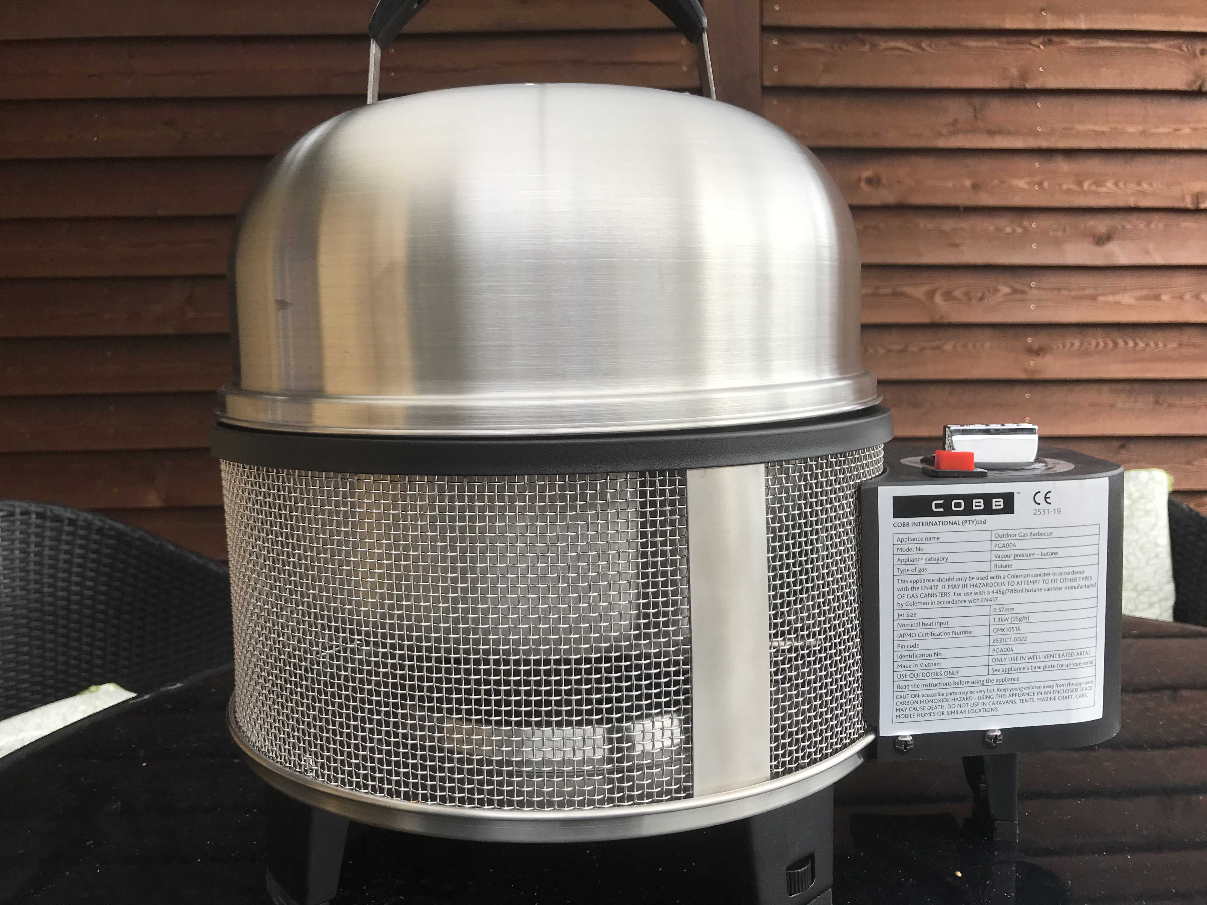 Billede fra myndighedens meddelelse af det tilbagekaldte produkt COBB Gas Deluxe. Årsag: OKTILTAG.