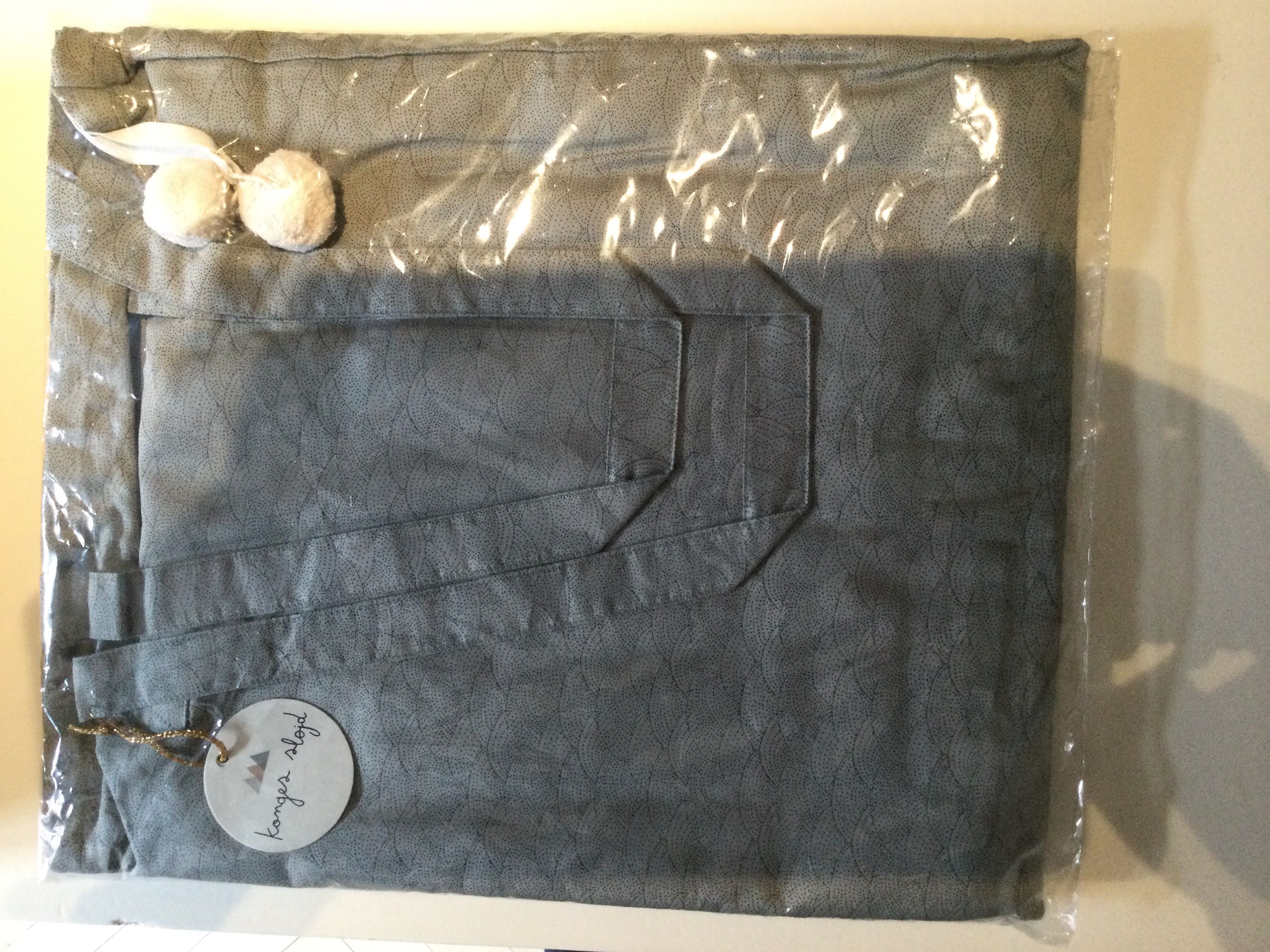 Billede fra myndighedens meddelelse af det tilbagekaldte produkt Junior Bedding. Årsag: OKTILTAG.