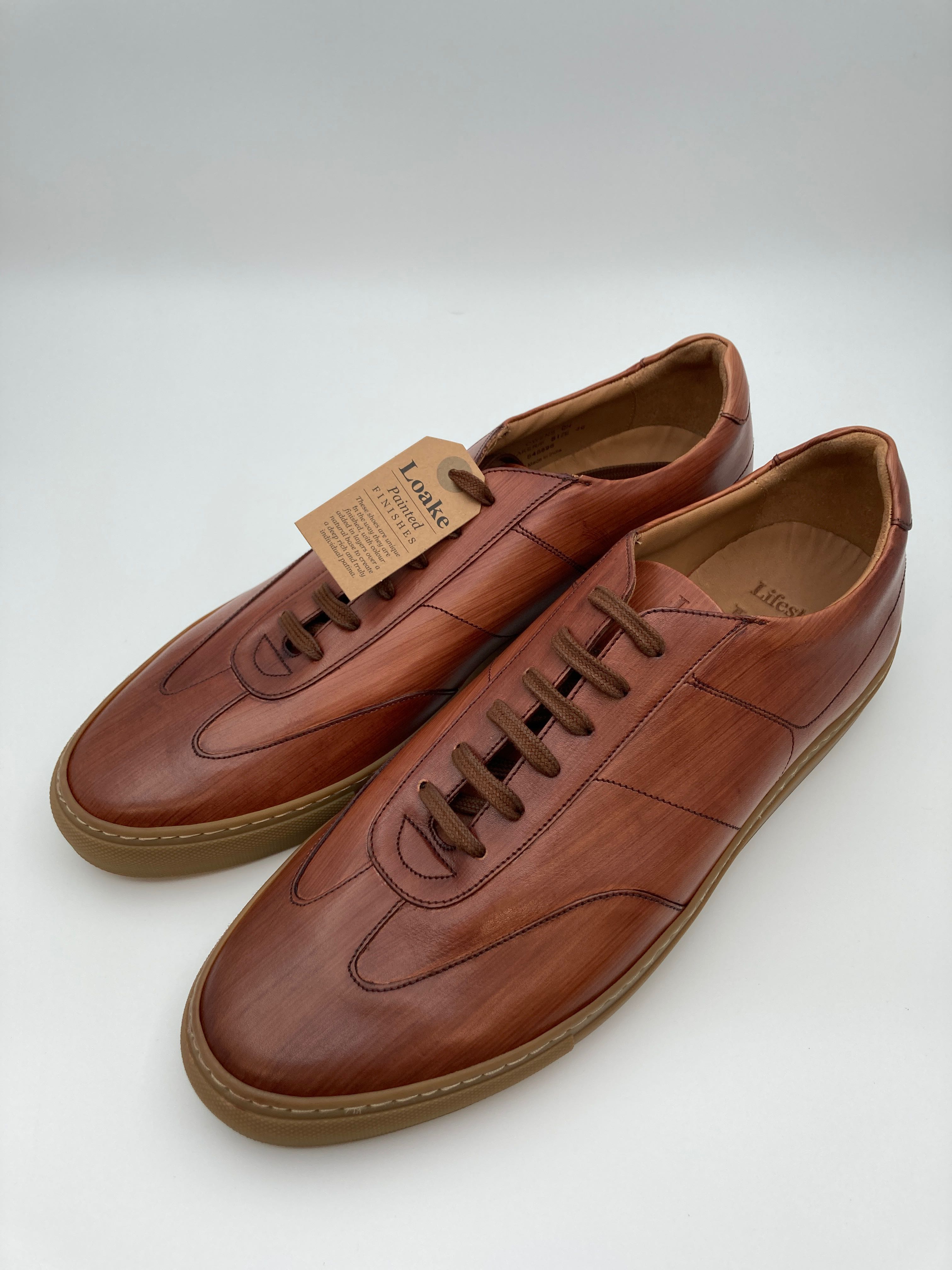 Billede fra myndighedens meddelelse af det tilbagekaldte produkt loake Owens rubber-soled trainers. Årsag: OKTILTAG.