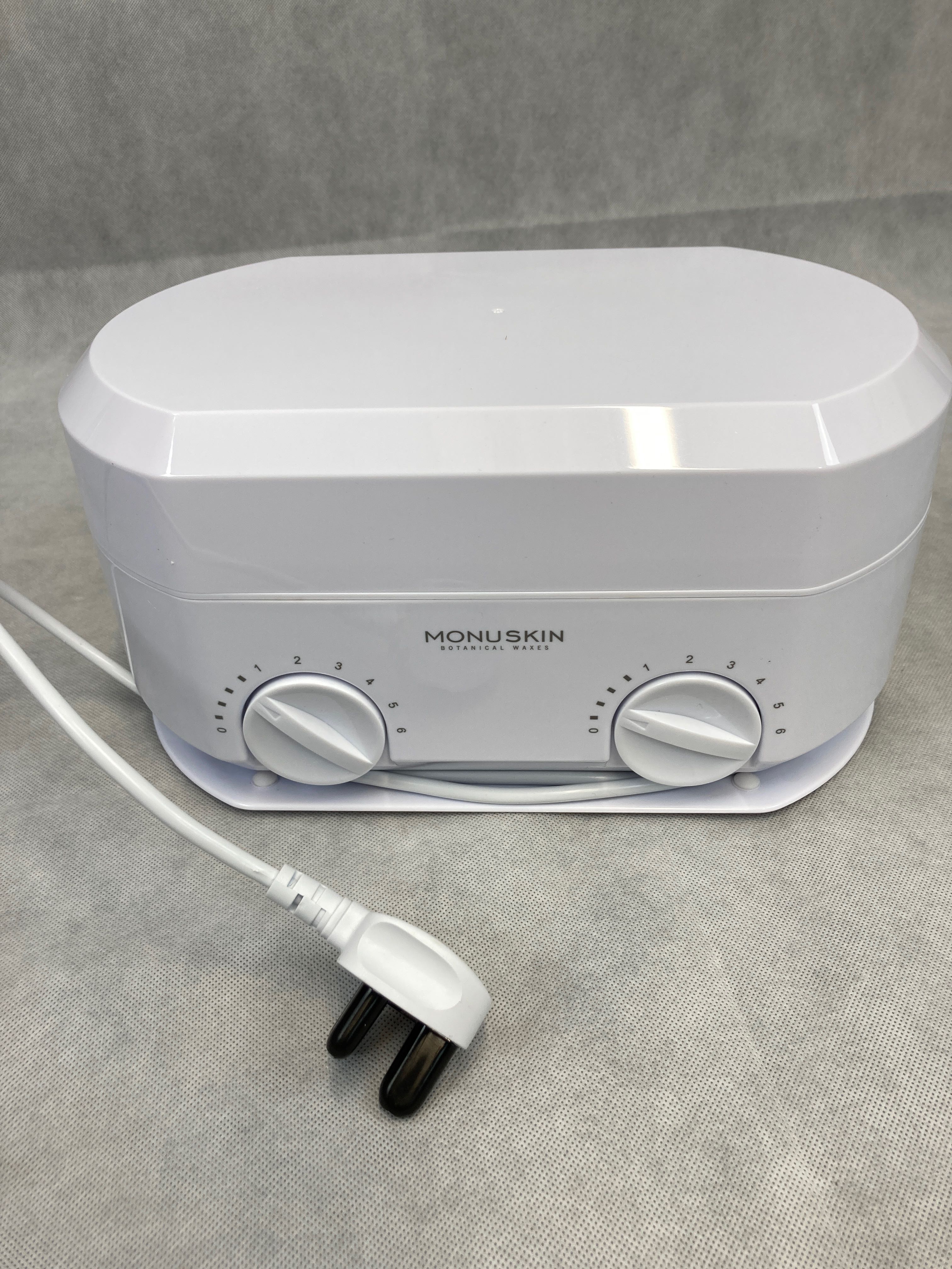 Billede fra myndighedens meddelelse af det tilbagekaldte produkt MONU DOUBLE WAX HEATER 500/1000CC. Årsag: OVERTRÆD.