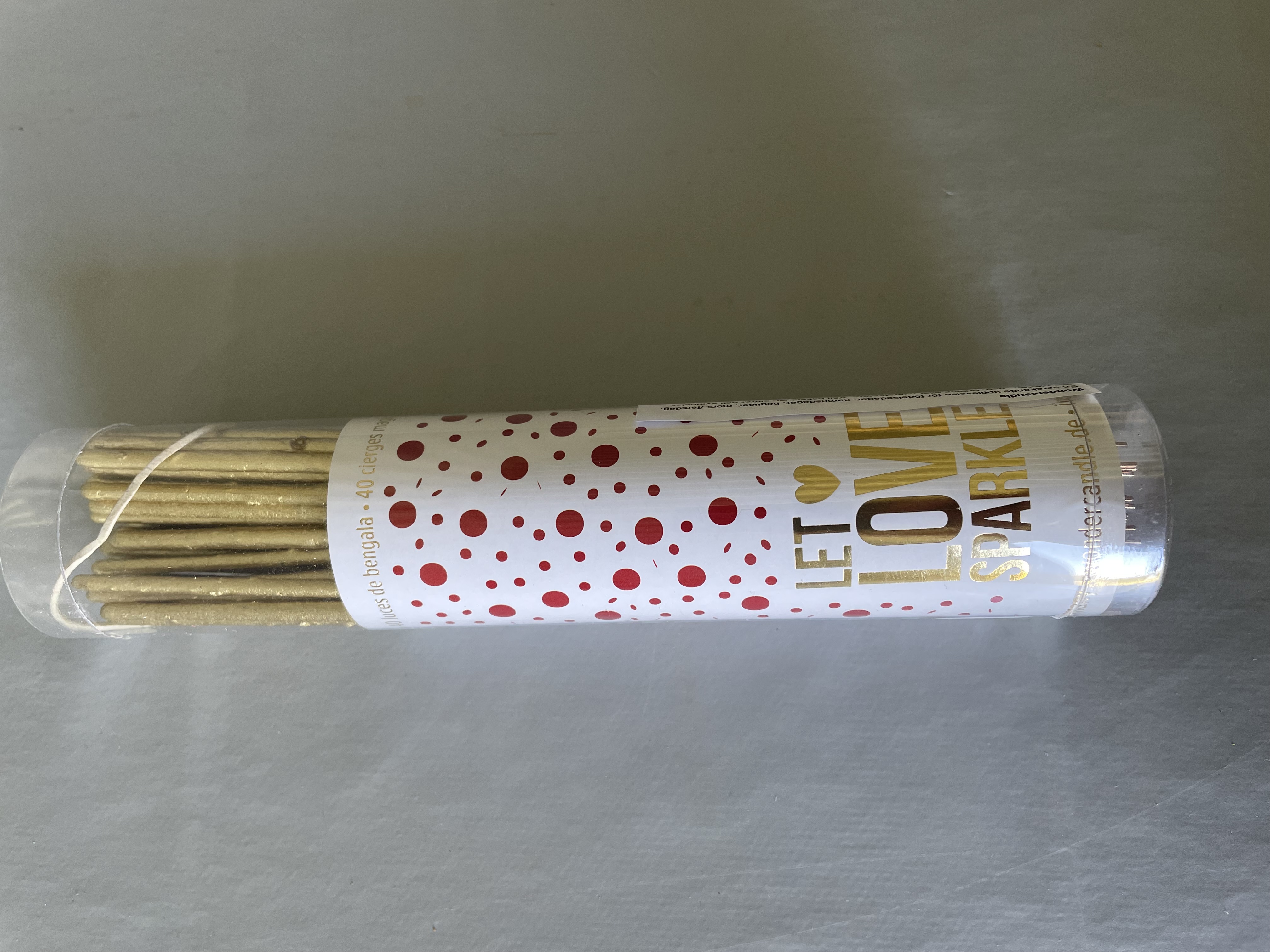 Billede fra myndighedens meddelelse af det tilbagekaldte produkt Let Love Sparkle. Årsag: OKTILTAG.
