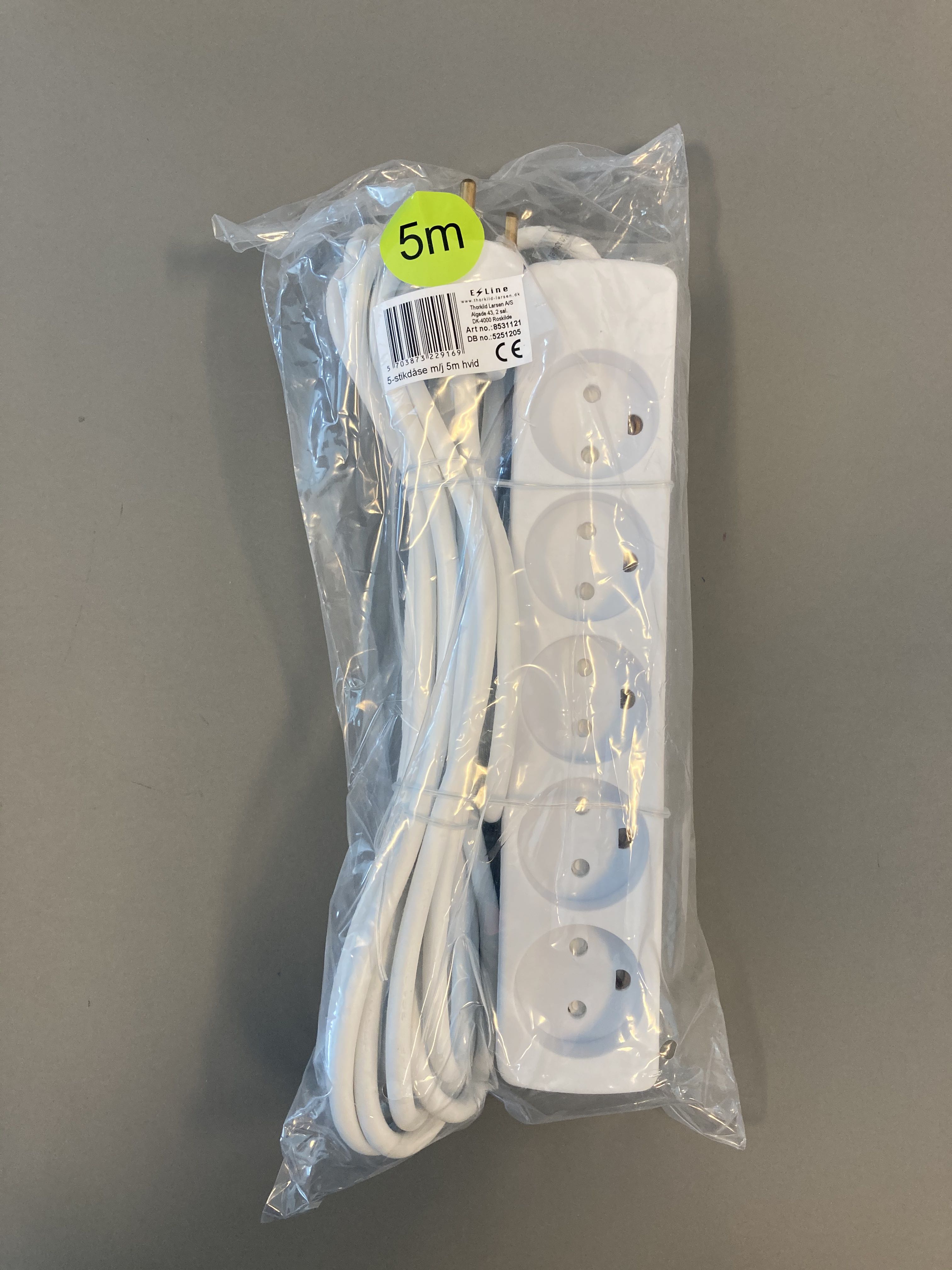 Billede fra myndighedens meddelelse af det tilbagekaldte produkt 5-VEJS STIKDÅSE MED JORD MED LEDNING BØRNESIKRET HVID. Årsag: OKTILTAG.
