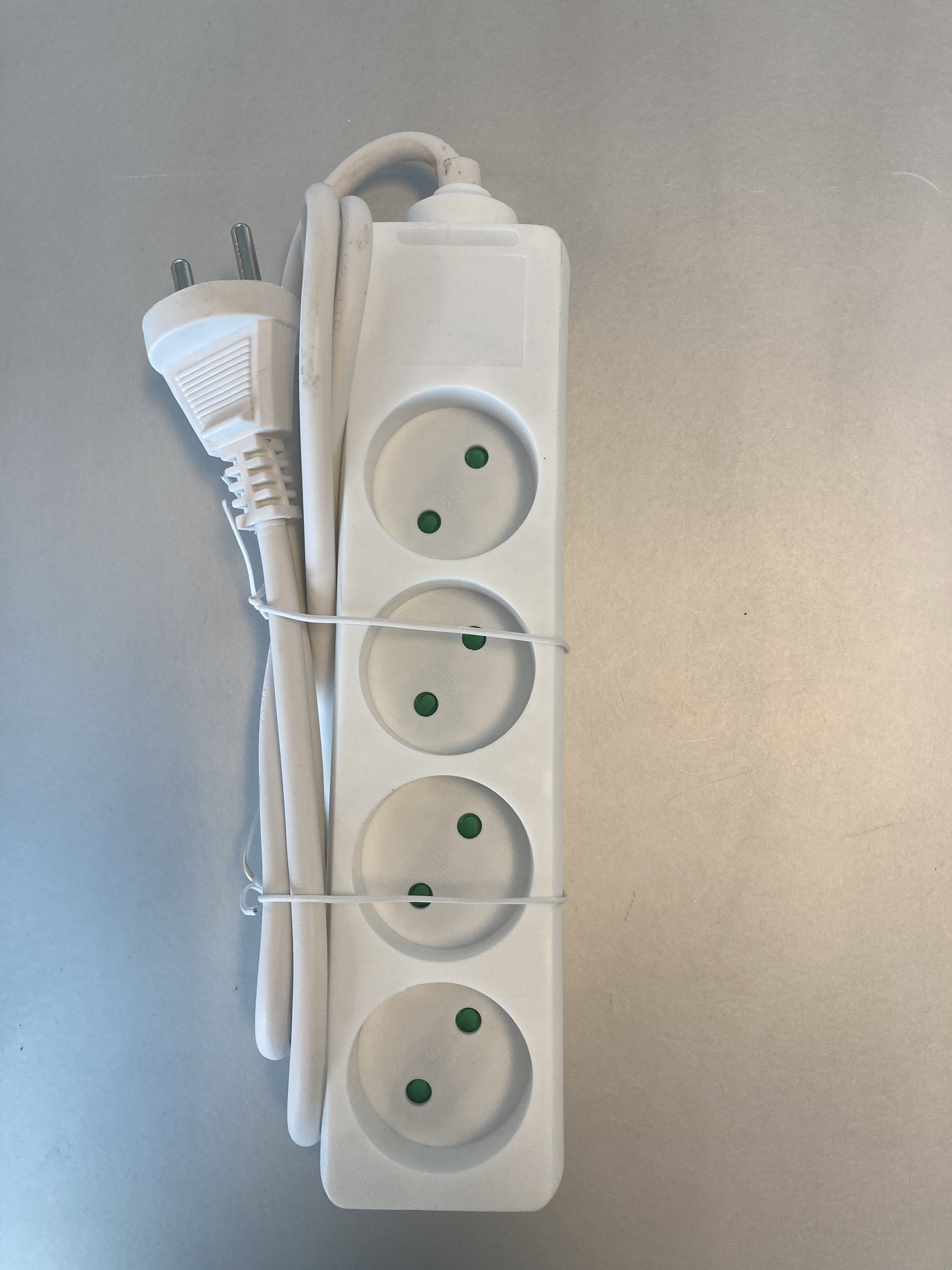 Billede fra myndighedens meddelelse af det tilbagekaldte produkt Sartano - 4 stikdåse. Årsag: OKTILTAG.