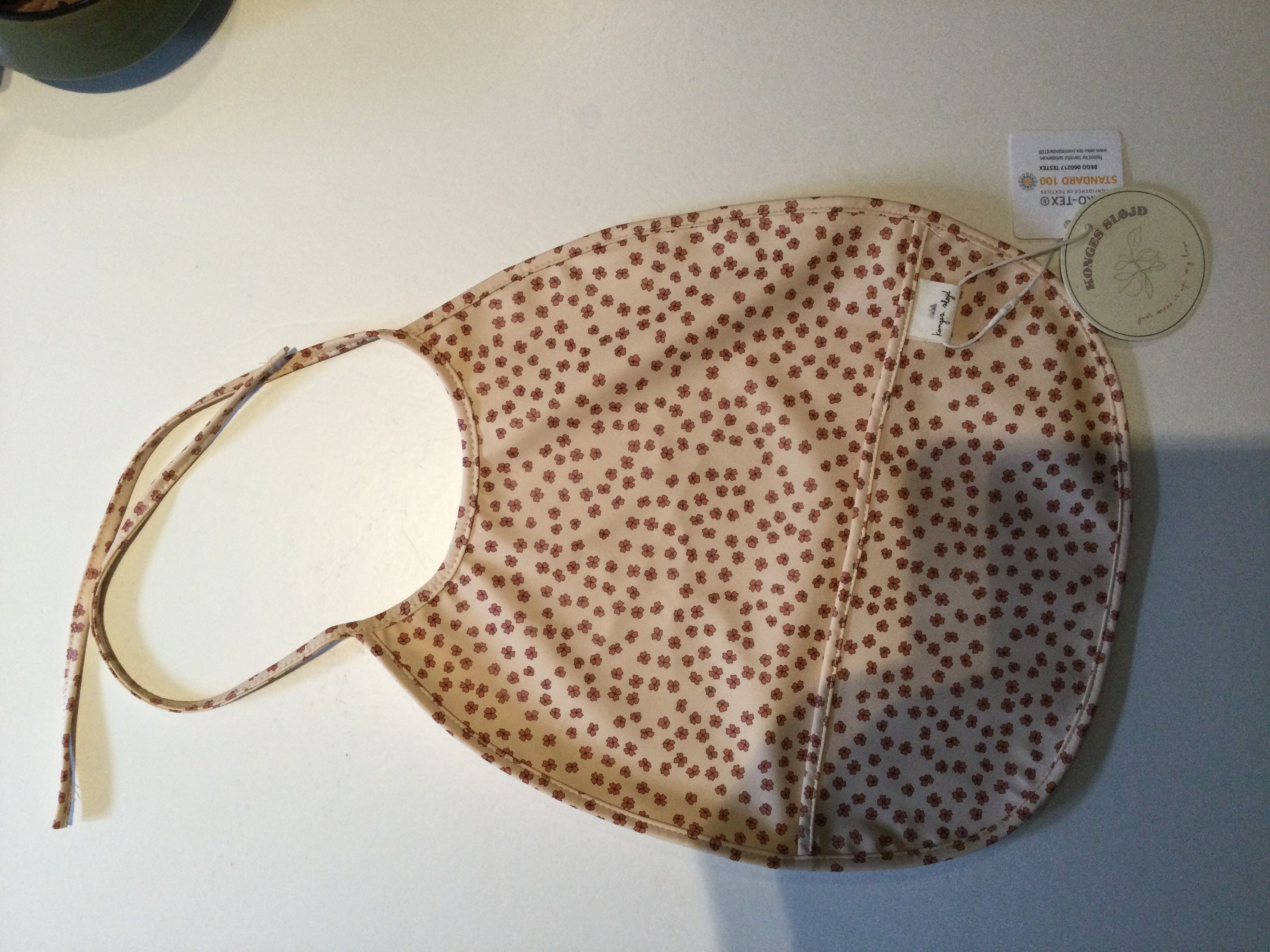 Billede fra myndighedens meddelelse af det tilbagekaldte produkt Dinner Bib. Årsag: OKTILTAG.