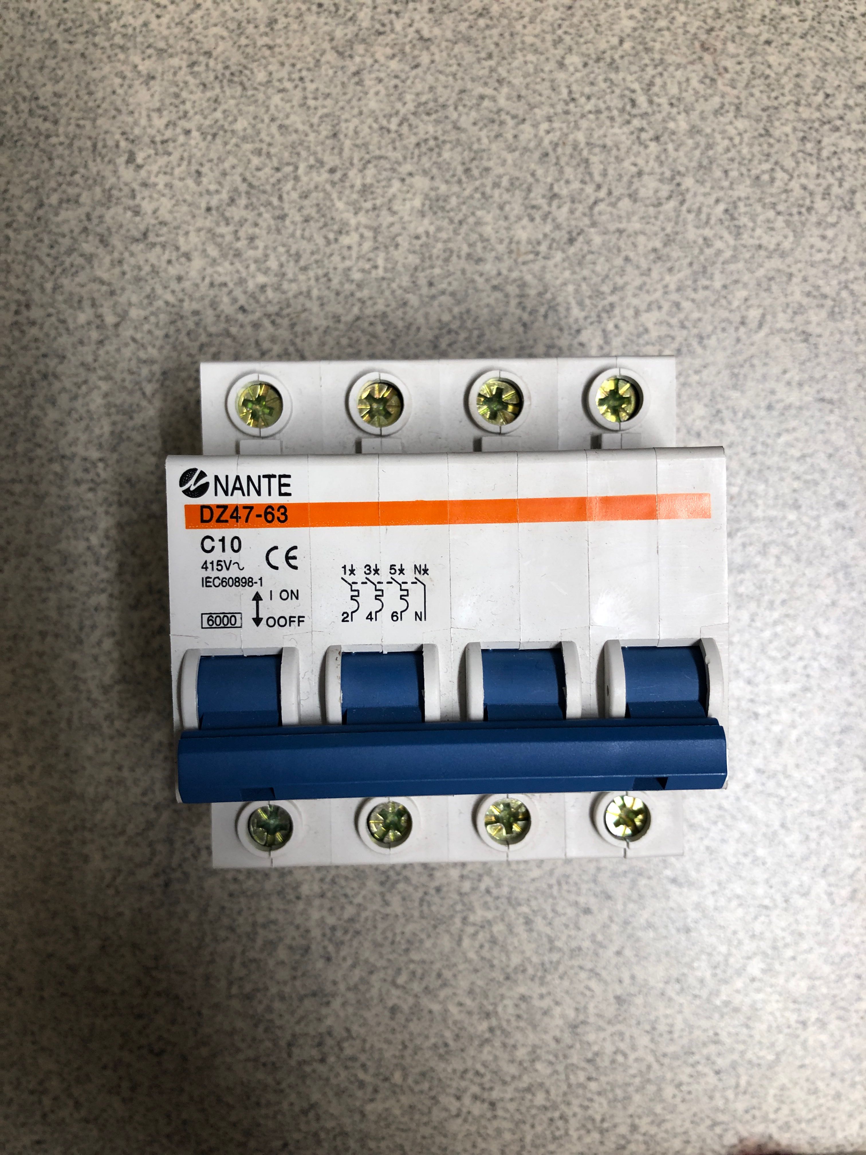 Billede fra myndighedens meddelelse af det tilbagekaldte produkt Automatsikring 3p+N 6KA A/C 10A. Årsag: OKTILTAG.