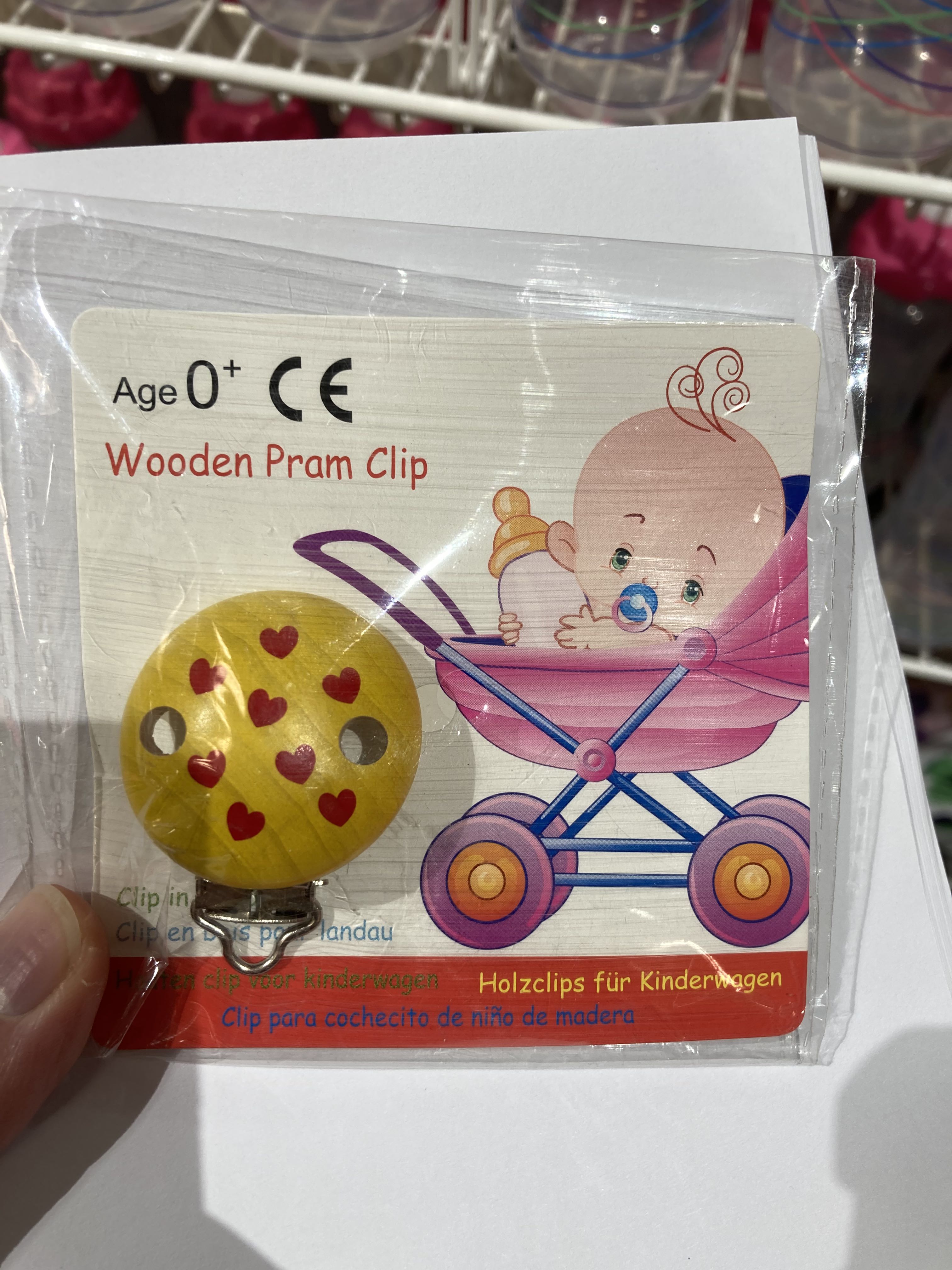 Billede fra myndighedens meddelelse af det tilbagekaldte produkt Wooden Pram Clip. Årsag: OVERTRÆD.