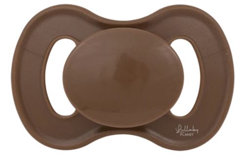 Billede fra myndighedens meddelelse af det tilbagekaldte produkt LULLABY PLANET RUND SUT LATEX STR. 2 HAZELNUT BROWN 10000002063. Årsag: OKTILTAG.