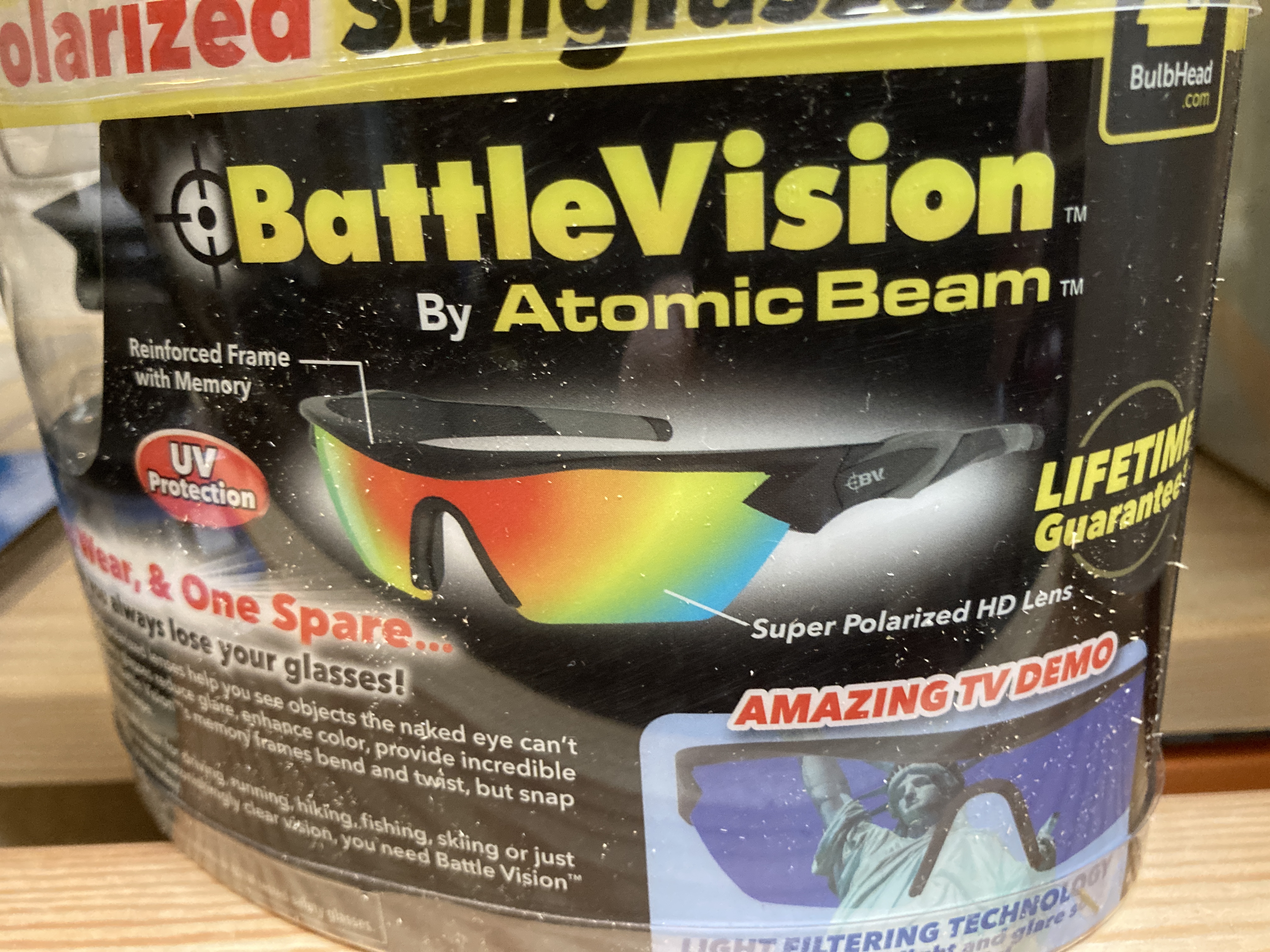 Billede fra myndighedens meddelelse af det tilbagekaldte produkt Solbriller Battlevision. Årsag: OKTILTAG.