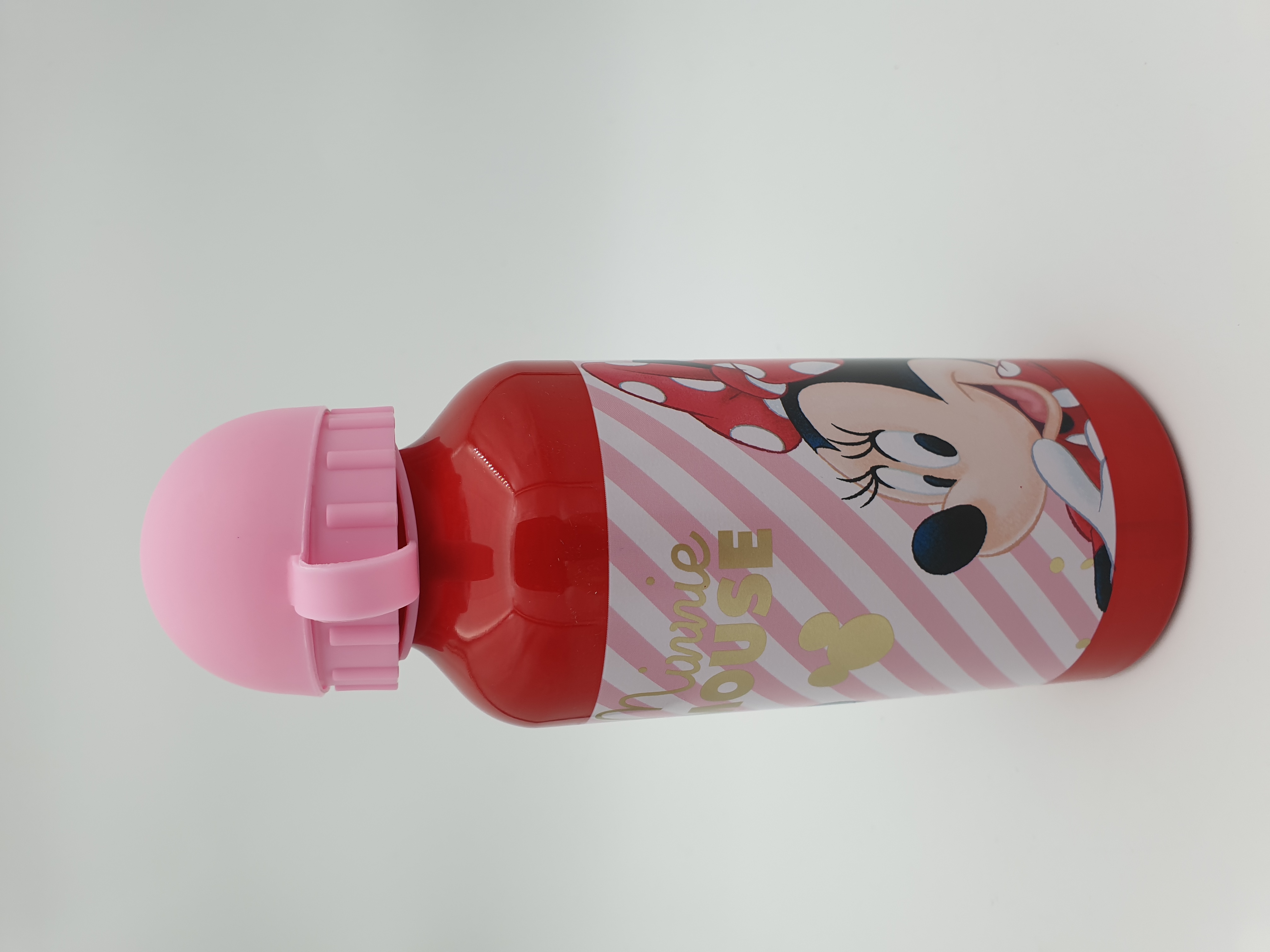 Billede fra myndighedens meddelelse af det tilbagekaldte produkt Disney Minnie Mouse Rød Aluminiums Drikkedunk. Årsag: OKTILTAG.