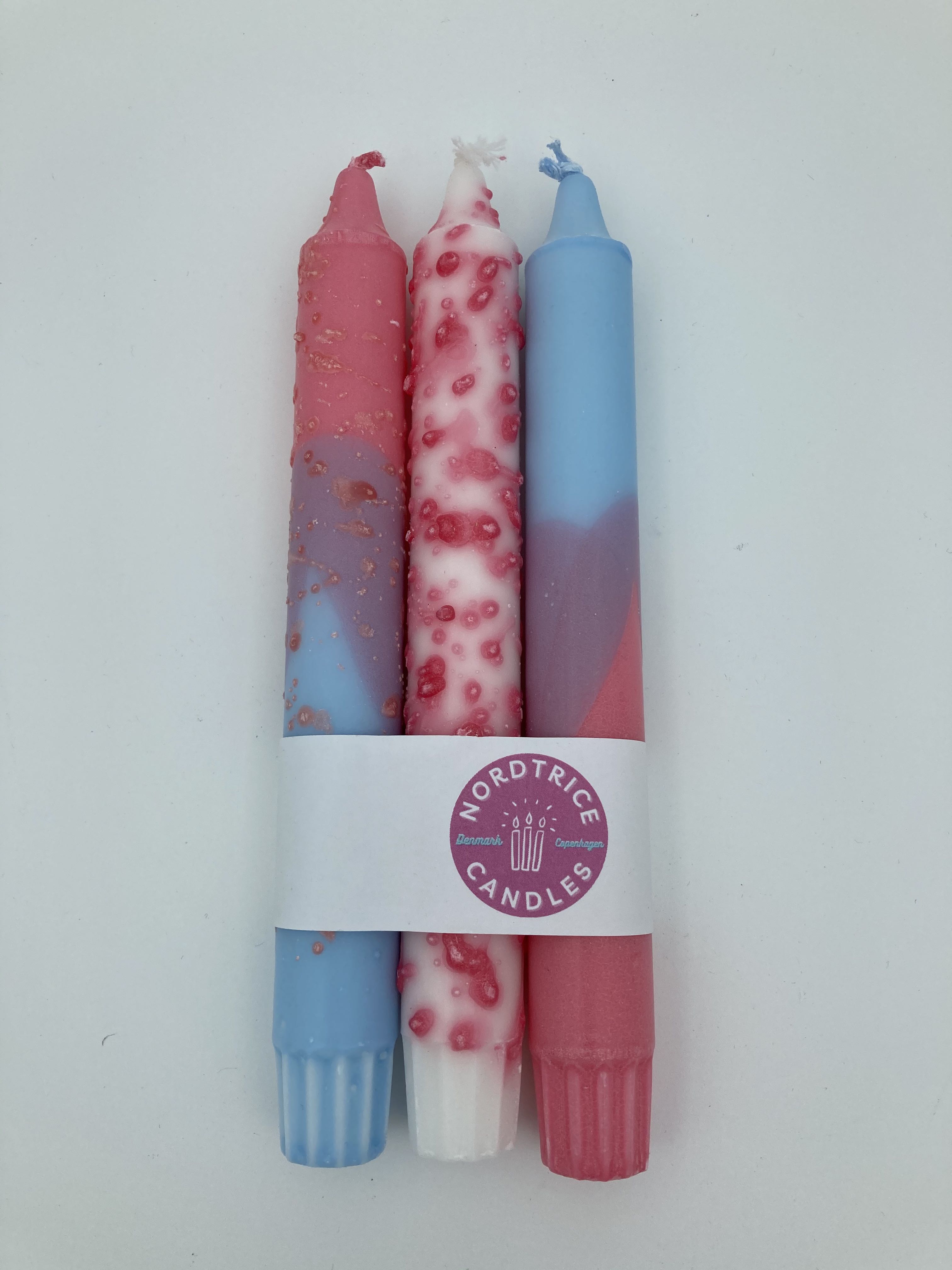 Billede fra myndighedens meddelelse af det tilbagekaldte produkt Kronelys - 3 stk Fuchsia Candle Set. Årsag: OKTILTAG.