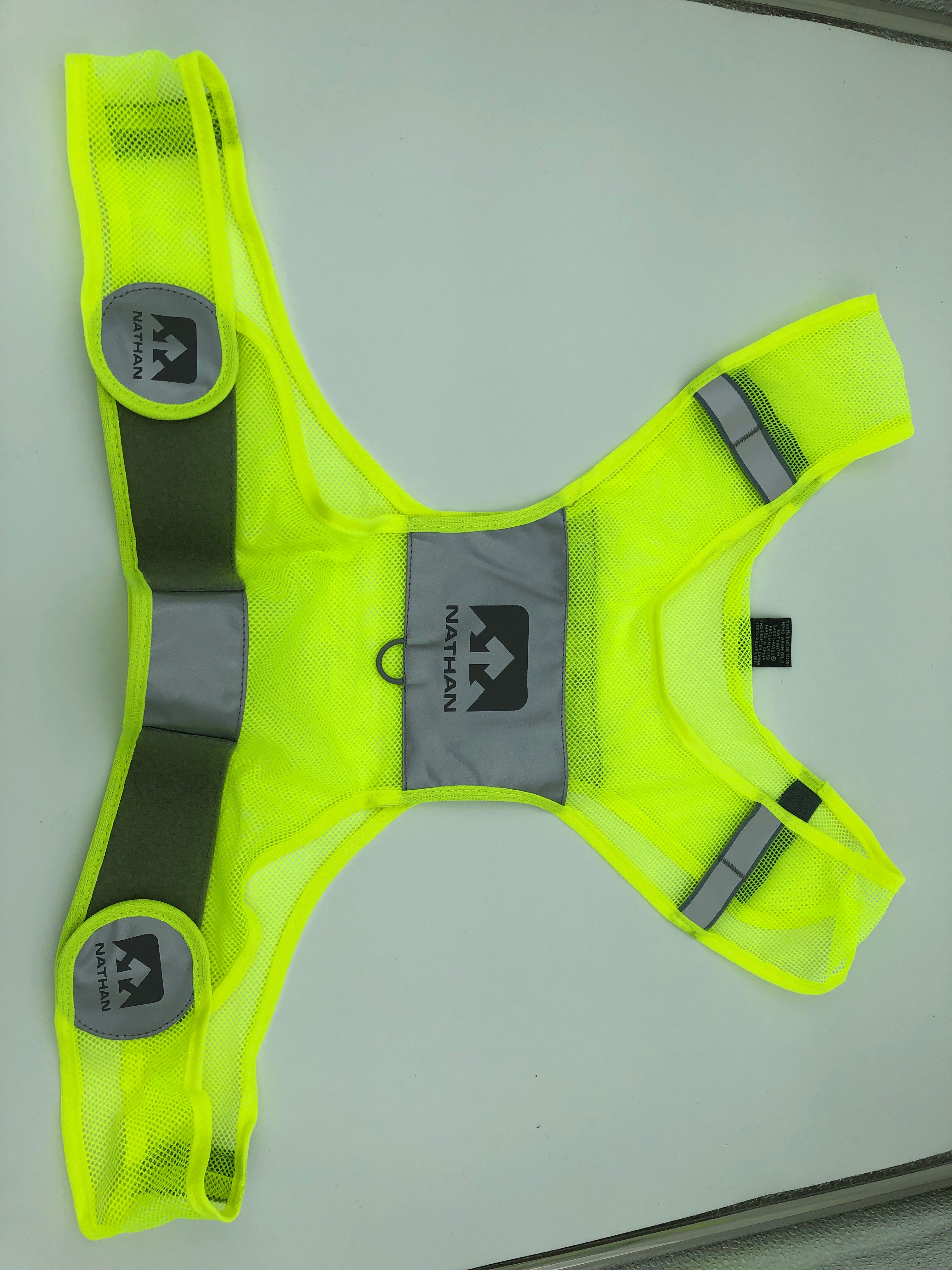 Billede fra myndighedens meddelelse af det tilbagekaldte produkt Streak, refleksvest, yellow. Årsag: OVERTRÆD.