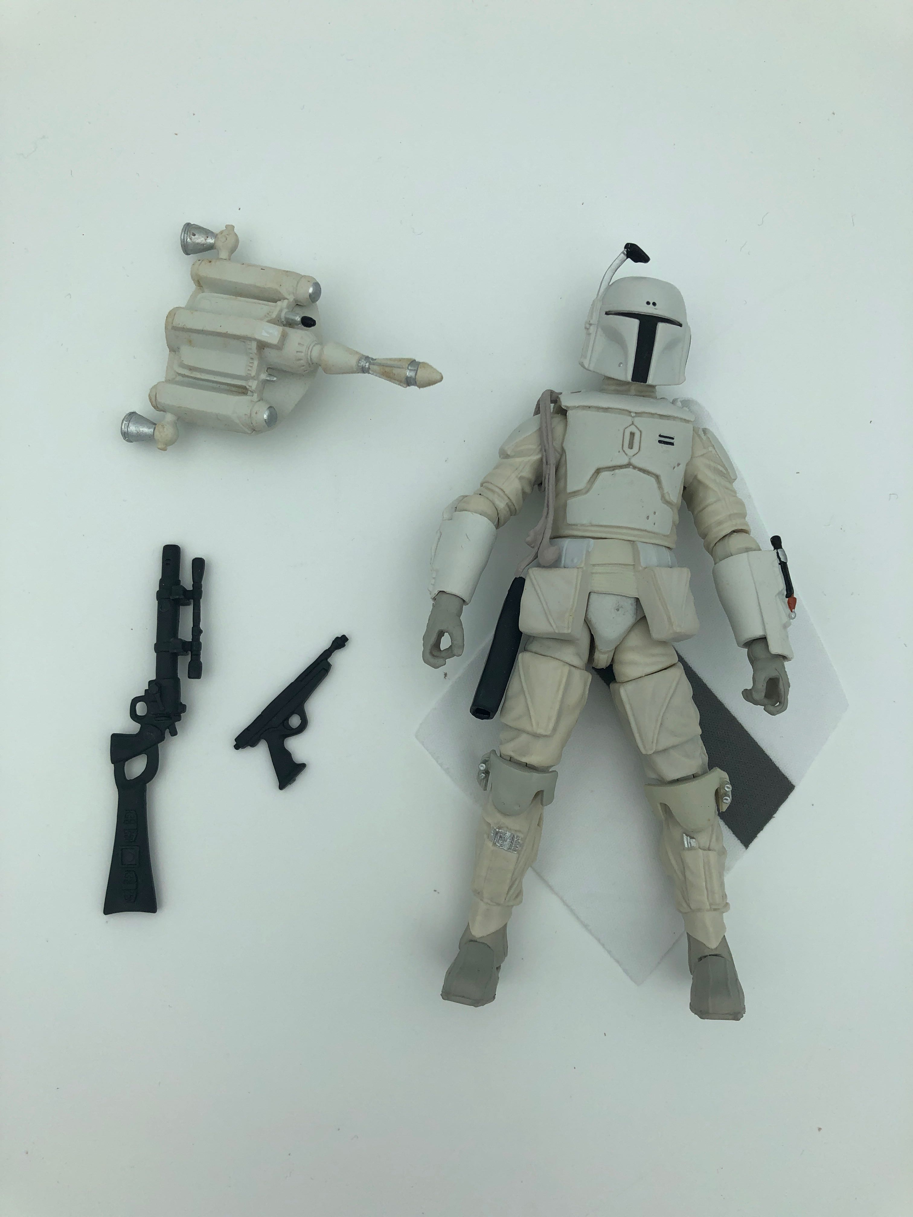 Billede fra myndighedens meddelelse af det tilbagekaldte produkt Star Wars The Black Series 6'' - Boba Fett - Prototype Armor - Actionfigur. Årsag: OKTILTAG.