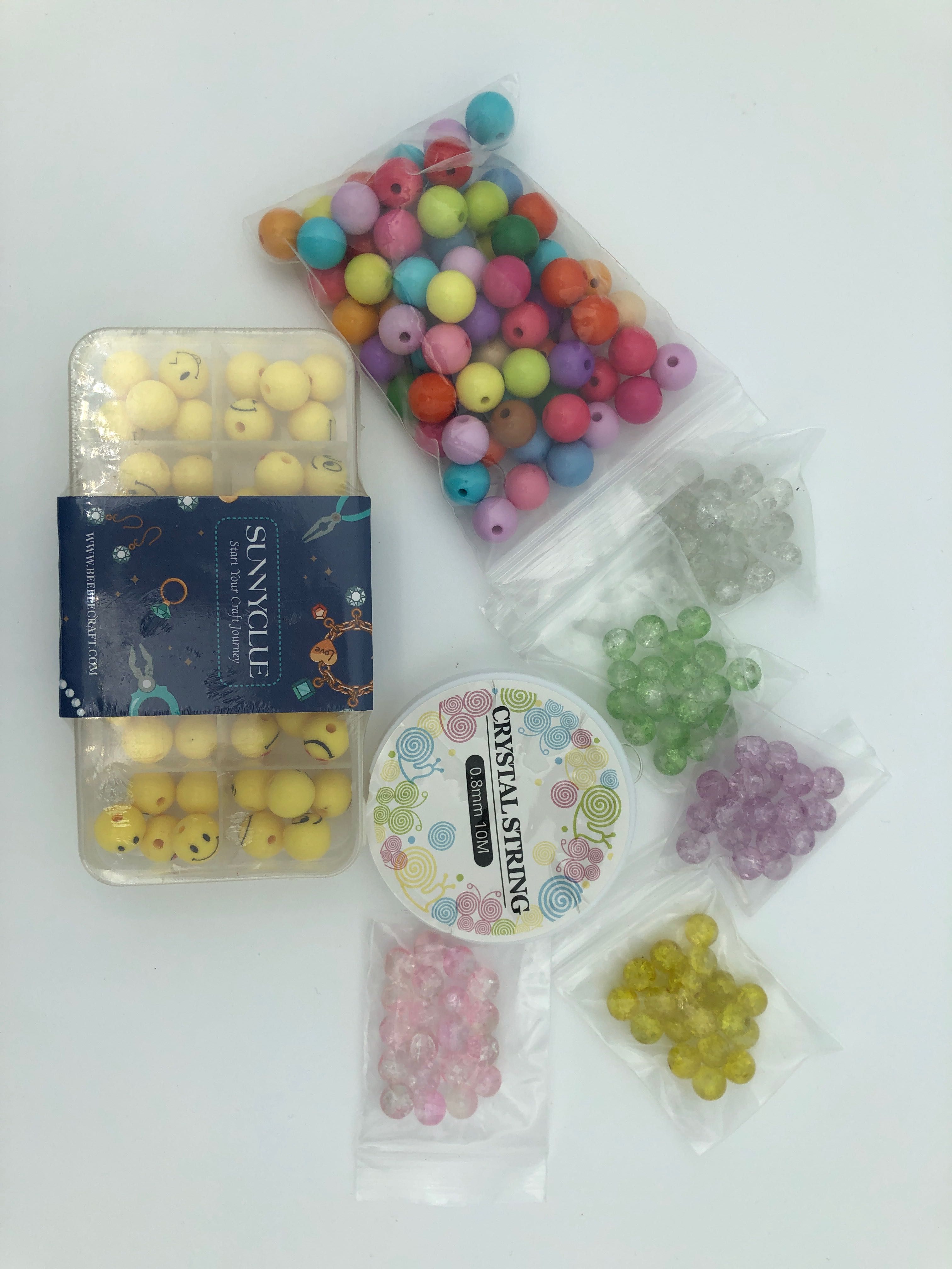Billede fra myndighedens meddelelse af det tilbagekaldte produkt DIY SÆT TIL BØRN: ARMBÅND MED SMILEY PERLER. Årsag: OKTILTAG.