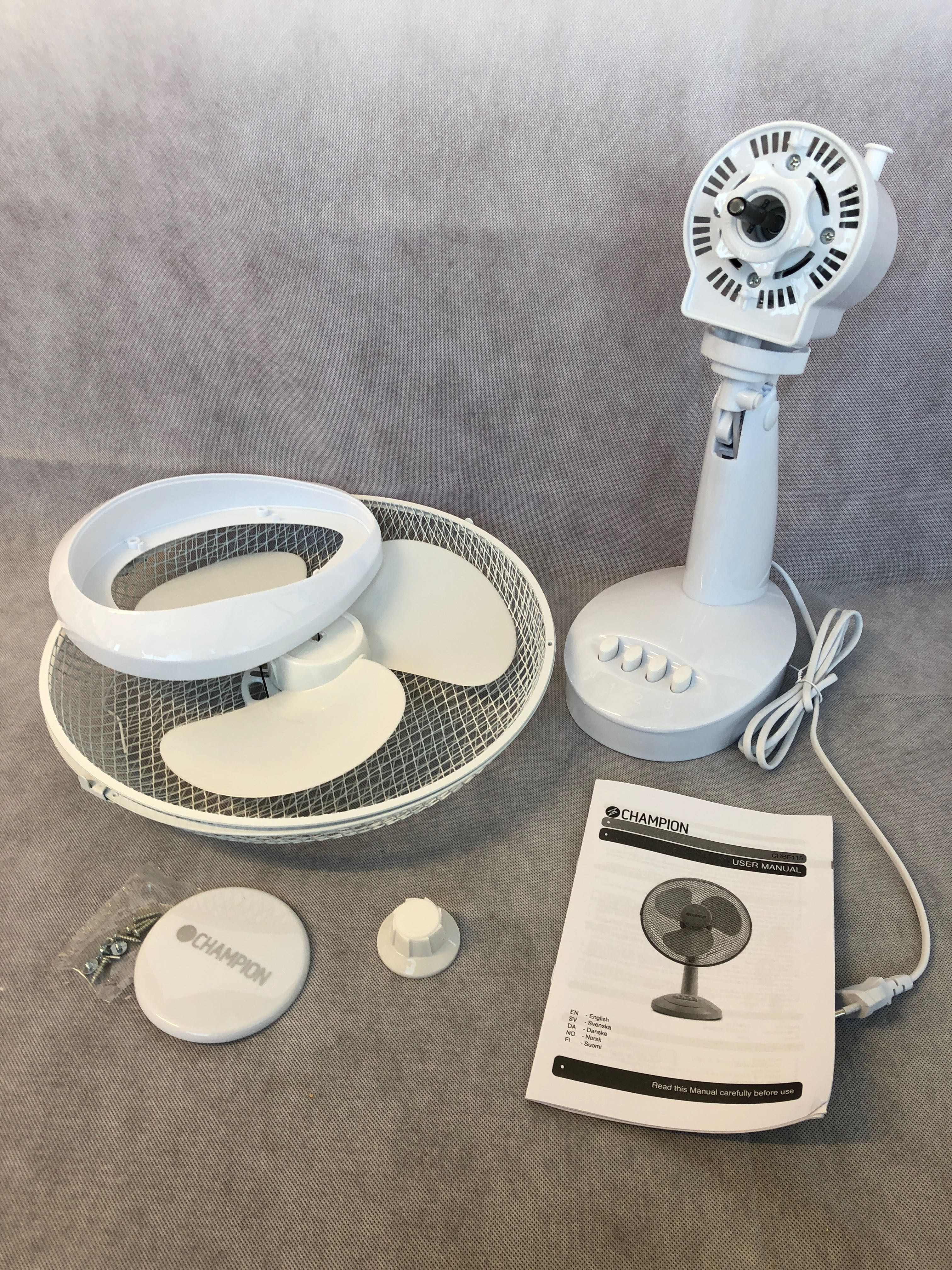 Billede fra myndighedens meddelelse af det tilbagekaldte produkt Champion CHBF115 Bordventilator - 30 cm - Hvid. Årsag: OKTILTAG.