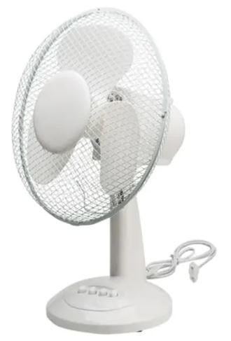 Billede fra myndighedens meddelelse af det tilbagekaldte produkt Ventax bordventilator Ø30 cm, hvid. Årsag: OKTILTAG.