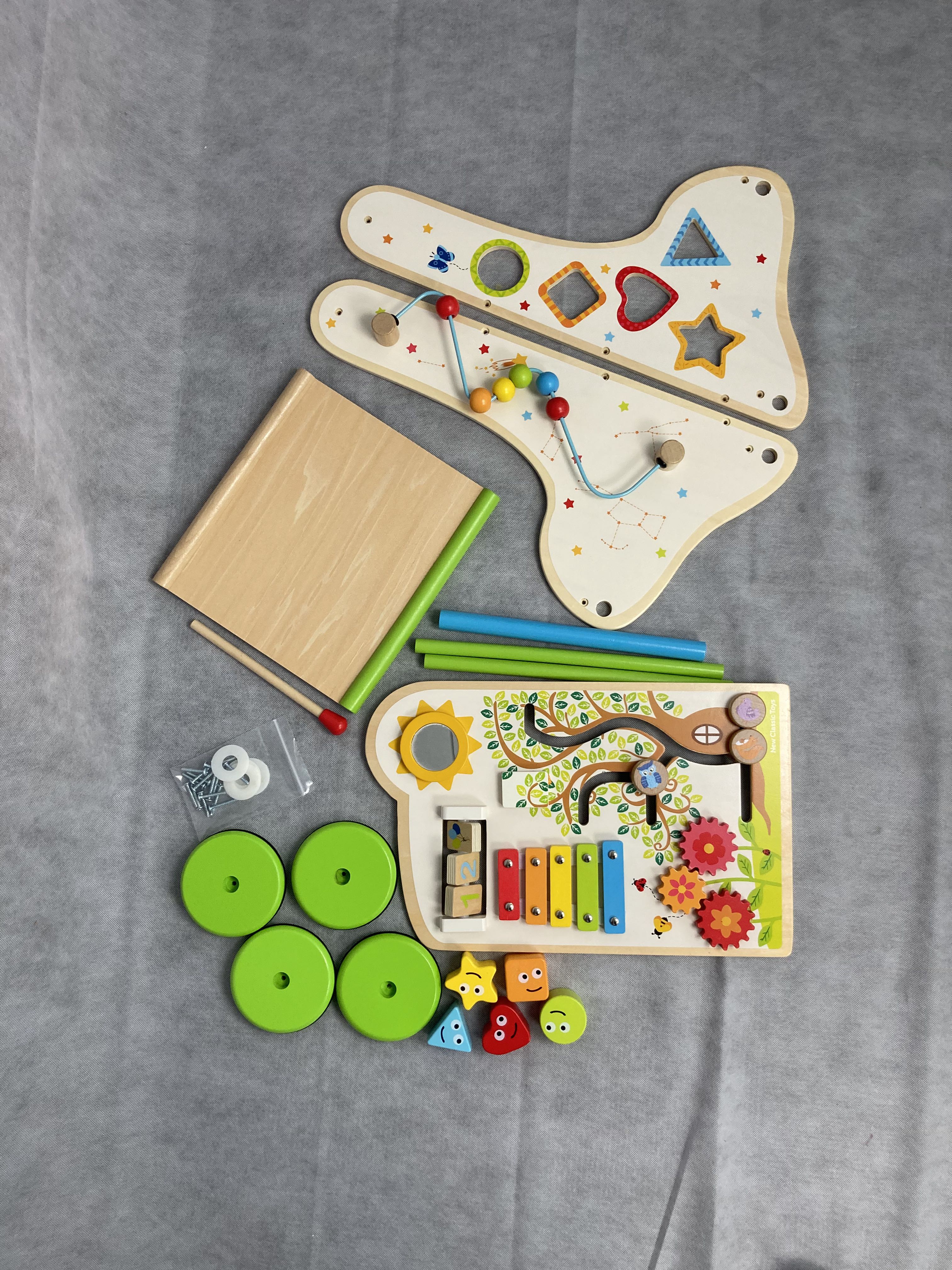 Billede fra myndighedens meddelelse af det tilbagekaldte produkt New Classic Toys Aktivitets Gåvogn i træ. Årsag: OKTILTAG.