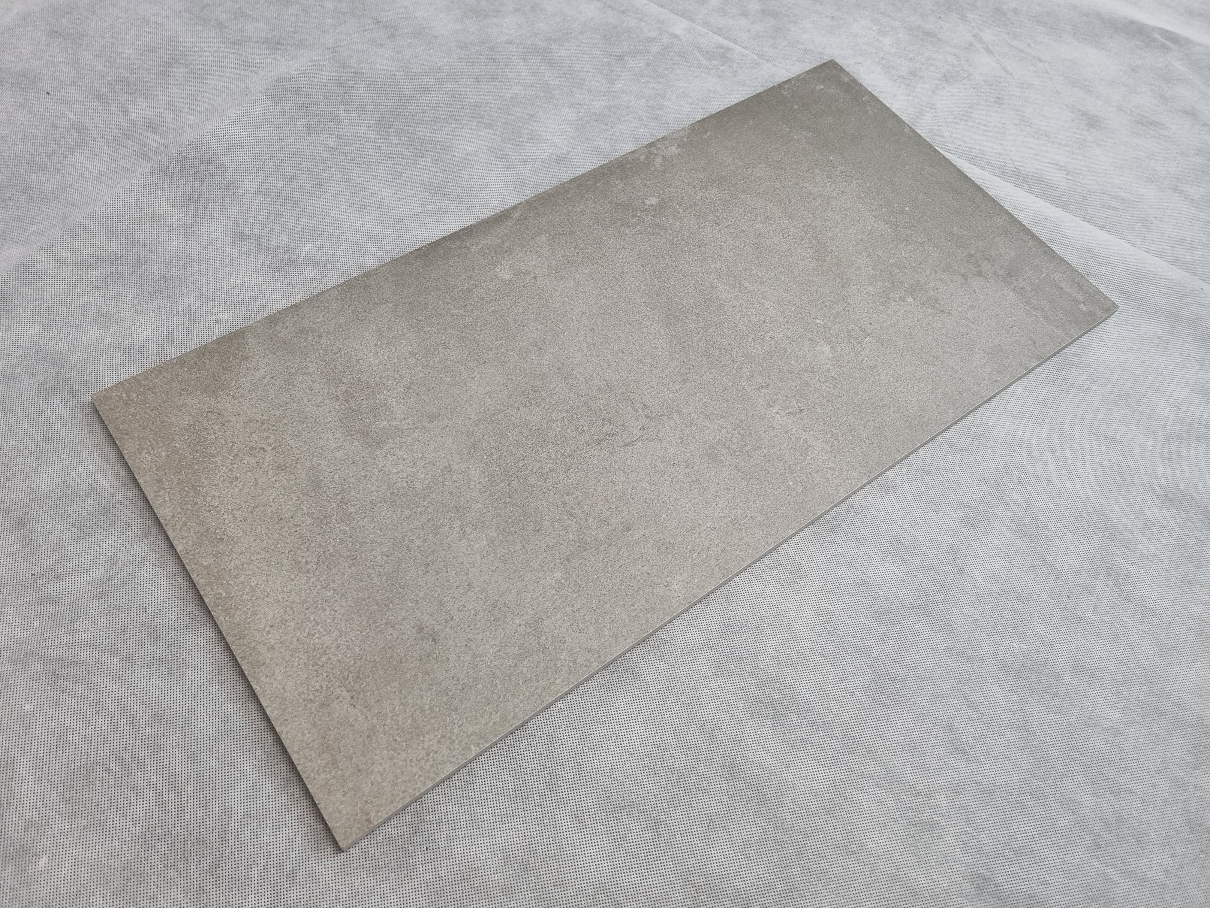 Billede fra myndighedens meddelelse af det tilbagekaldte produkt La Faenza 30x60 cm Neckar Silber. Årsag: OVERTRÆD.