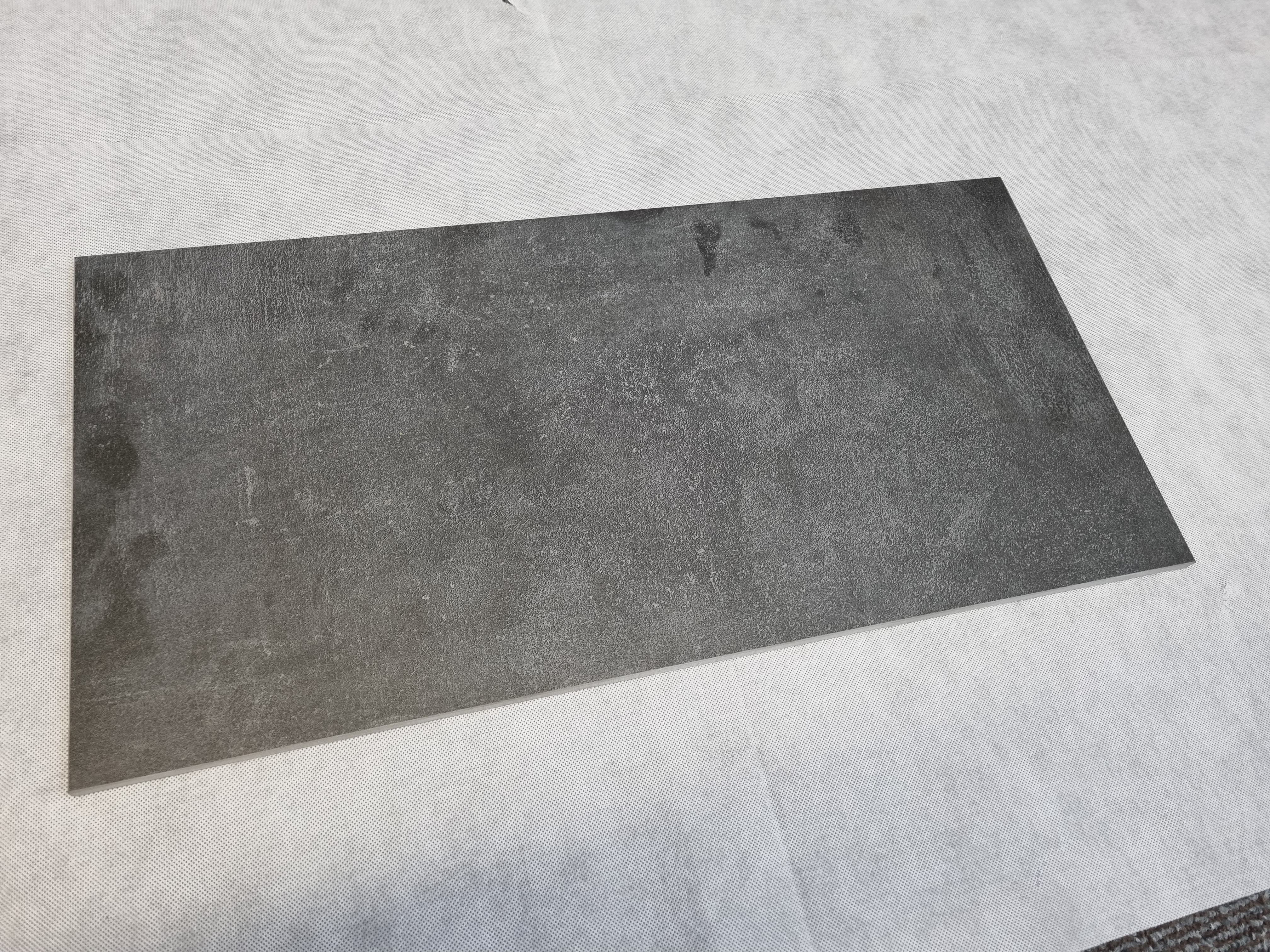 Billede fra myndighedens meddelelse af det tilbagekaldte produkt Atlas 30X60 cm Boost Tarmac. Årsag: OVERTRÆD.