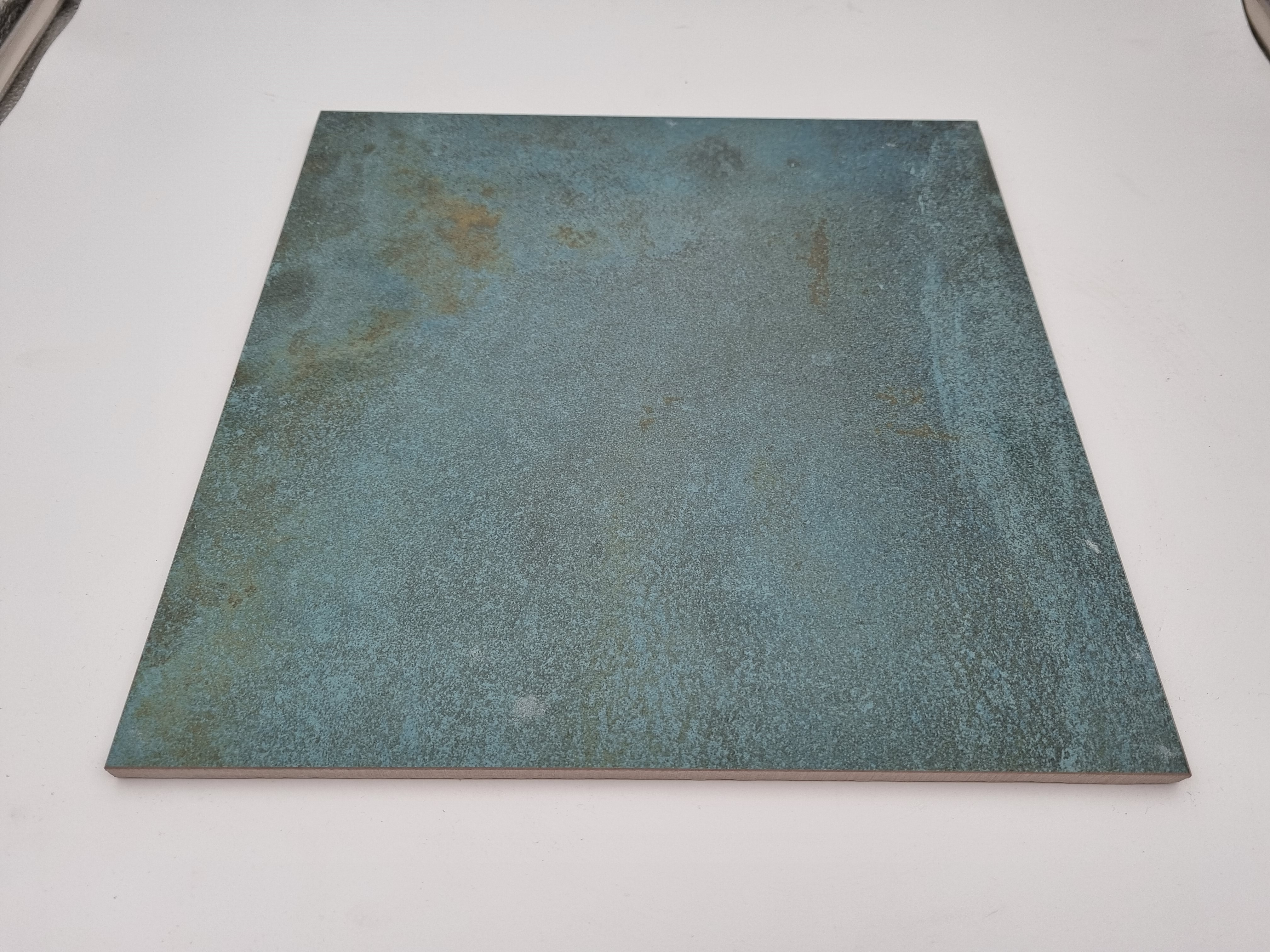 Billede fra myndighedens meddelelse af det tilbagekaldte produkt Cæsar 30X30 cm Trace Mint ACE4. Årsag: OVERTRÆD.