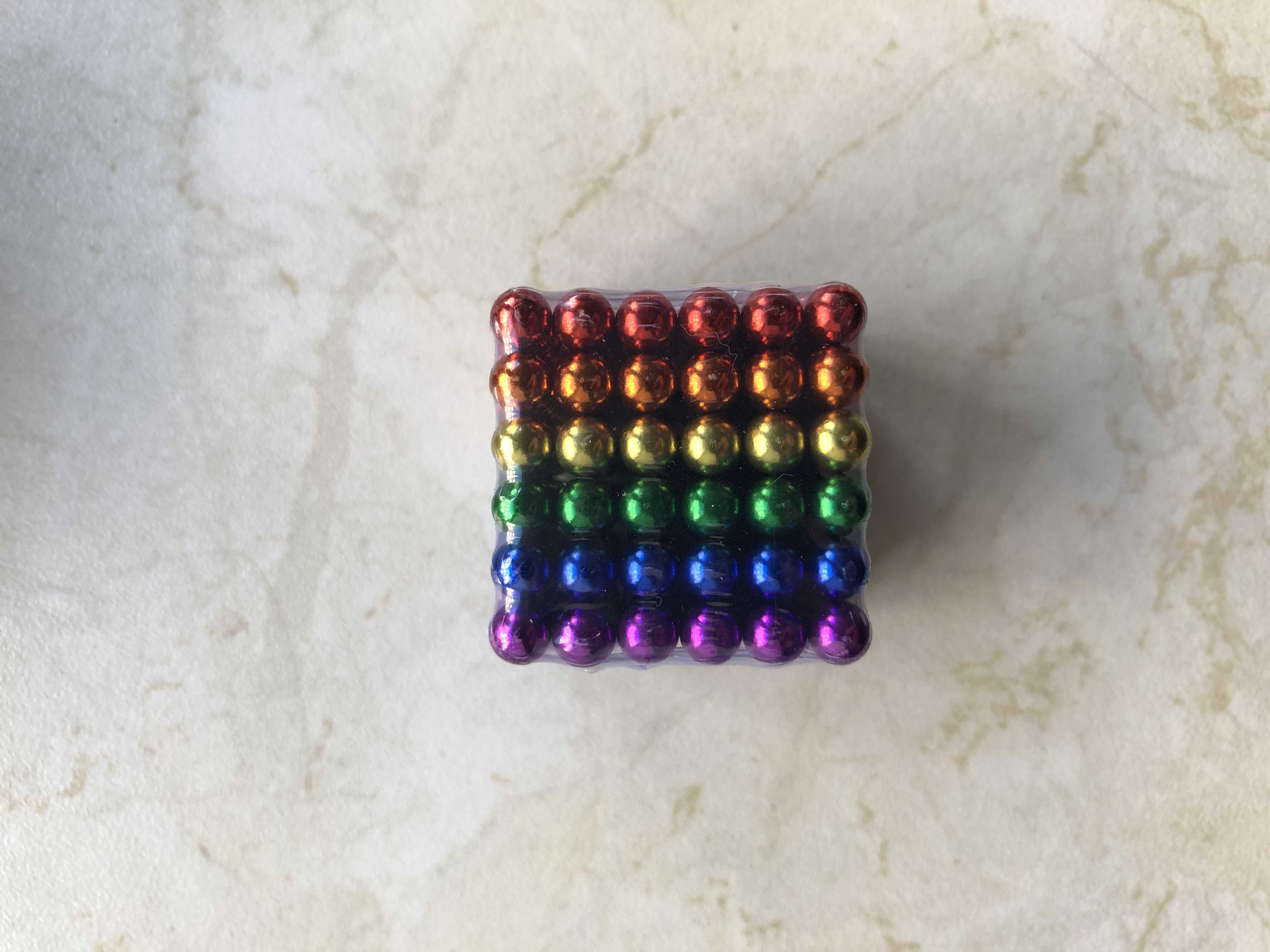 Billede fra myndighedens meddelelse af det tilbagekaldte produkt Zen magnets kugler - 5 mm - 216 stk - Rainbow. Årsag: OKTILTAG.