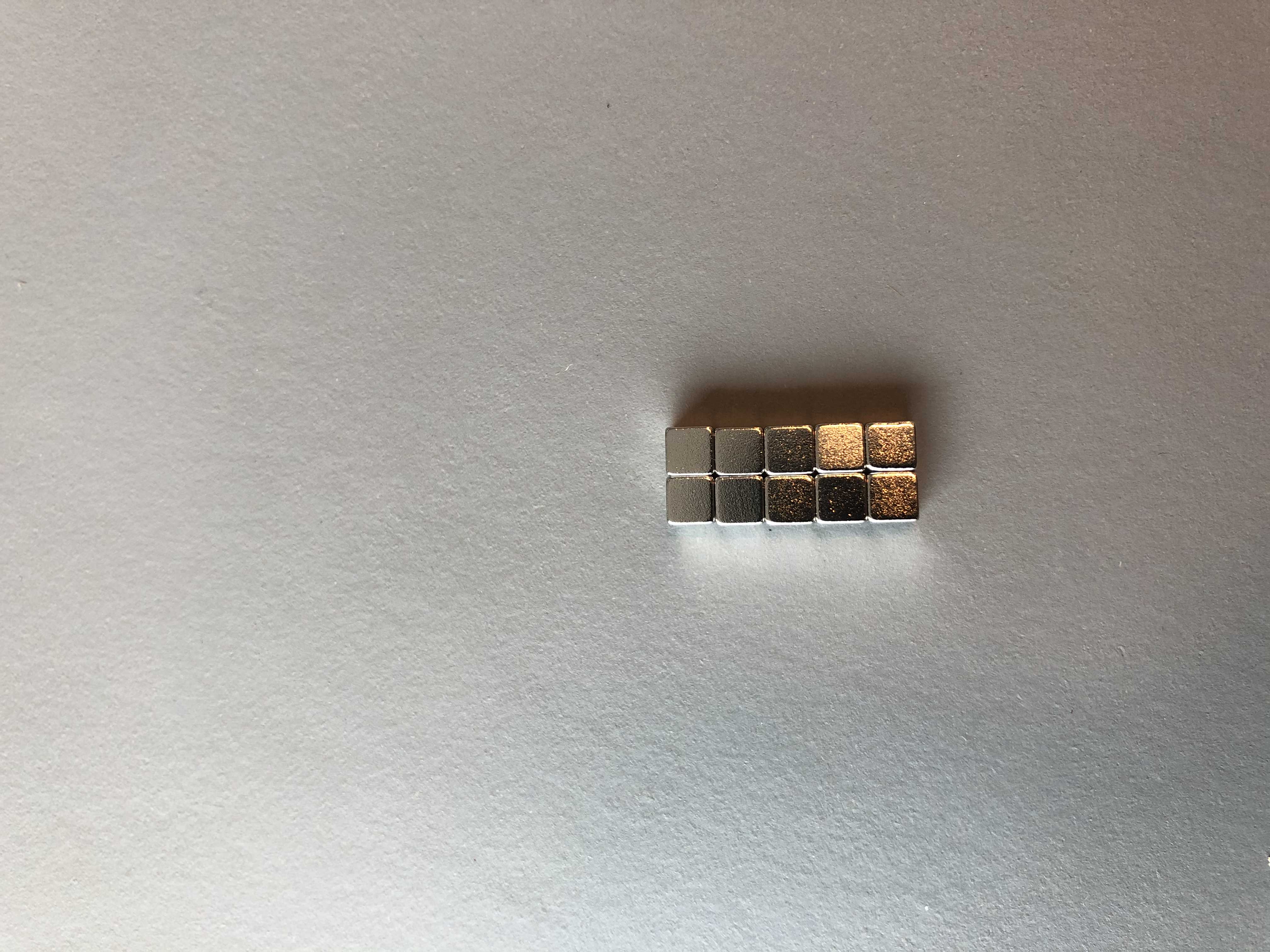 Billede fra myndighedens meddelelse af det tilbagekaldte produkt N45 50pcs/100pcs New Fashion 4mm Neodymium Neocube Cube Fun Powerful Square Magnets 4x4x4mm. Årsag: OVERTRÆD.