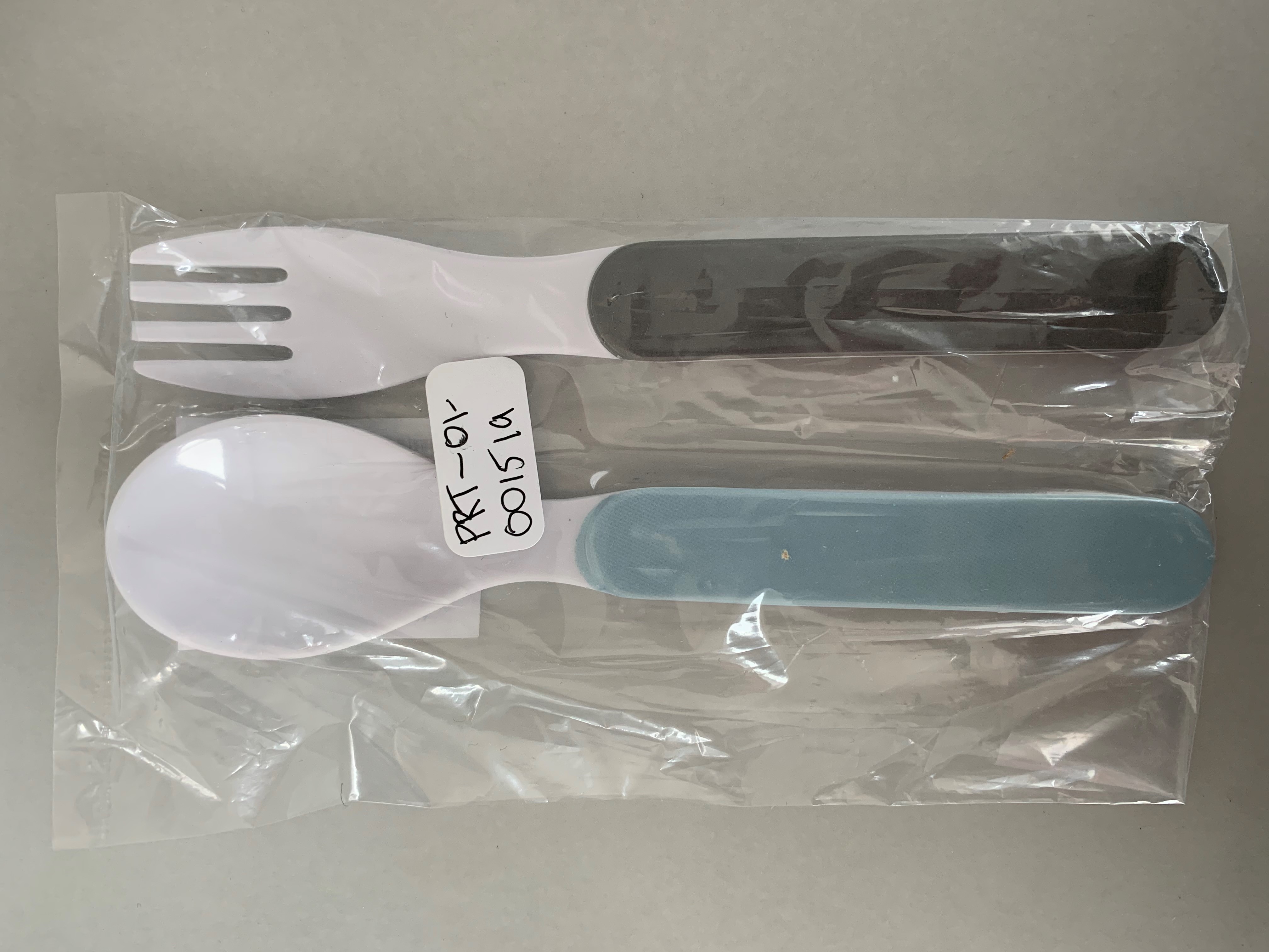 Billede fra myndighedens meddelelse af det tilbagekaldte produkt Bestiksæt, grå/blå - KIDS by FRIIS. Årsag: OKTILTAG.