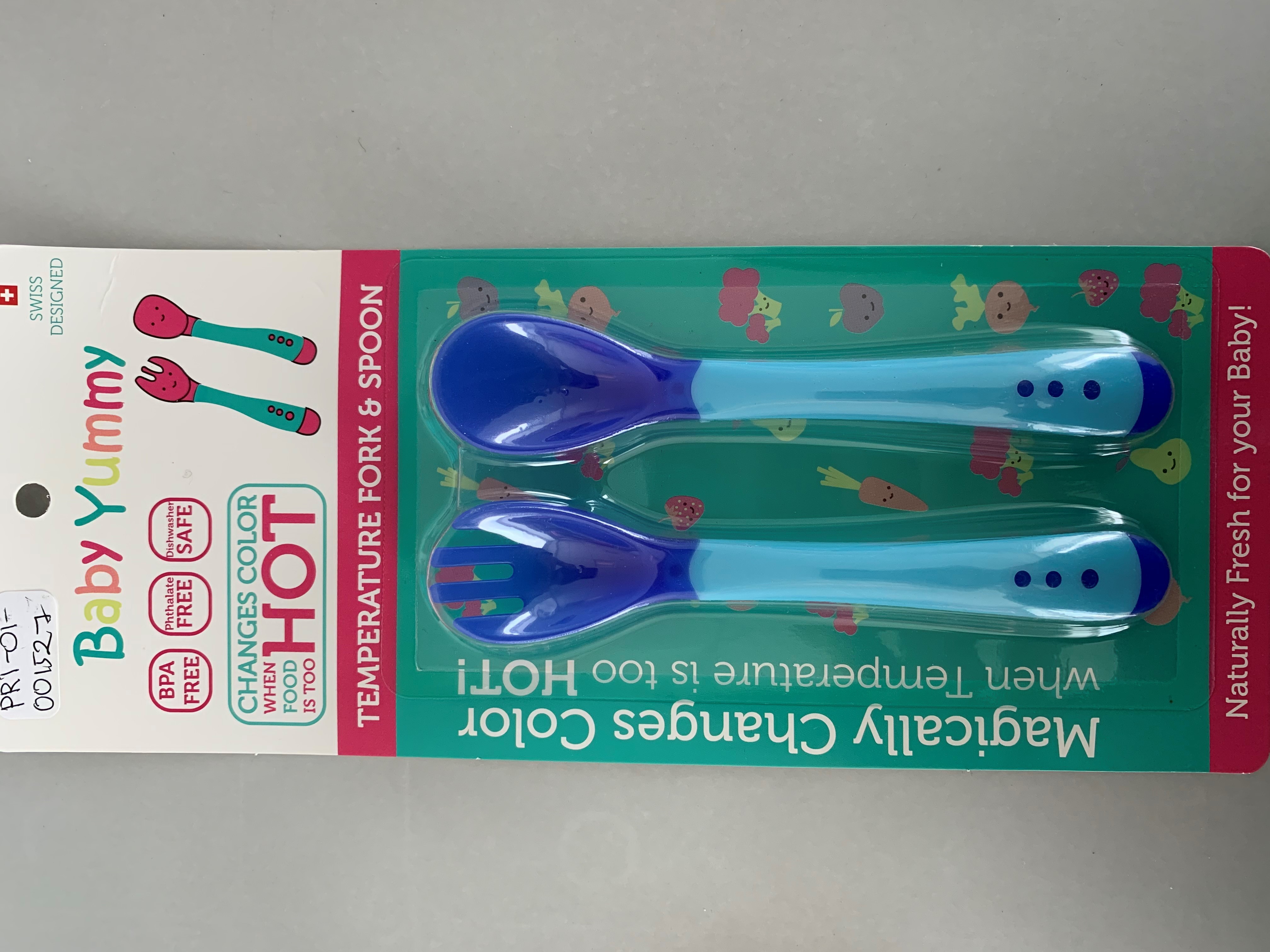Billede fra myndighedens meddelelse af det tilbagekaldte produkt Baby Yummy Thermal-bestik - skifter farve efter temperatur. Årsag: OKTILTAG.