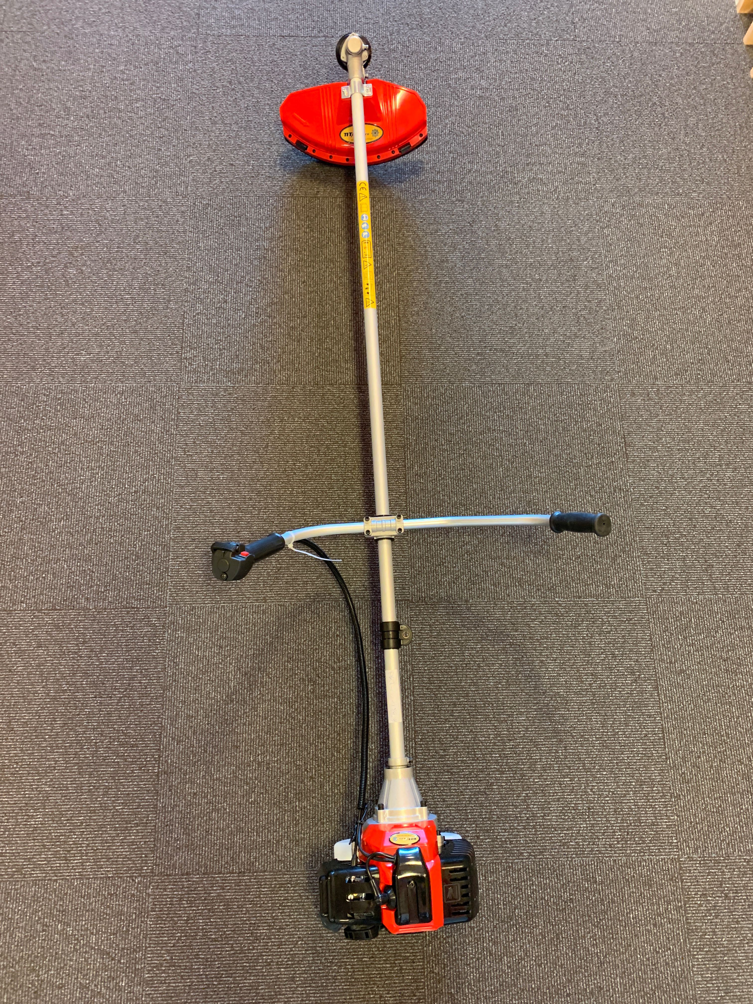 Billede fra myndighedens meddelelse af det tilbagekaldte produkt Petrol Brushcutter Strimmer - TP430 from Titan Pro. Årsag: OKTILTAG.
