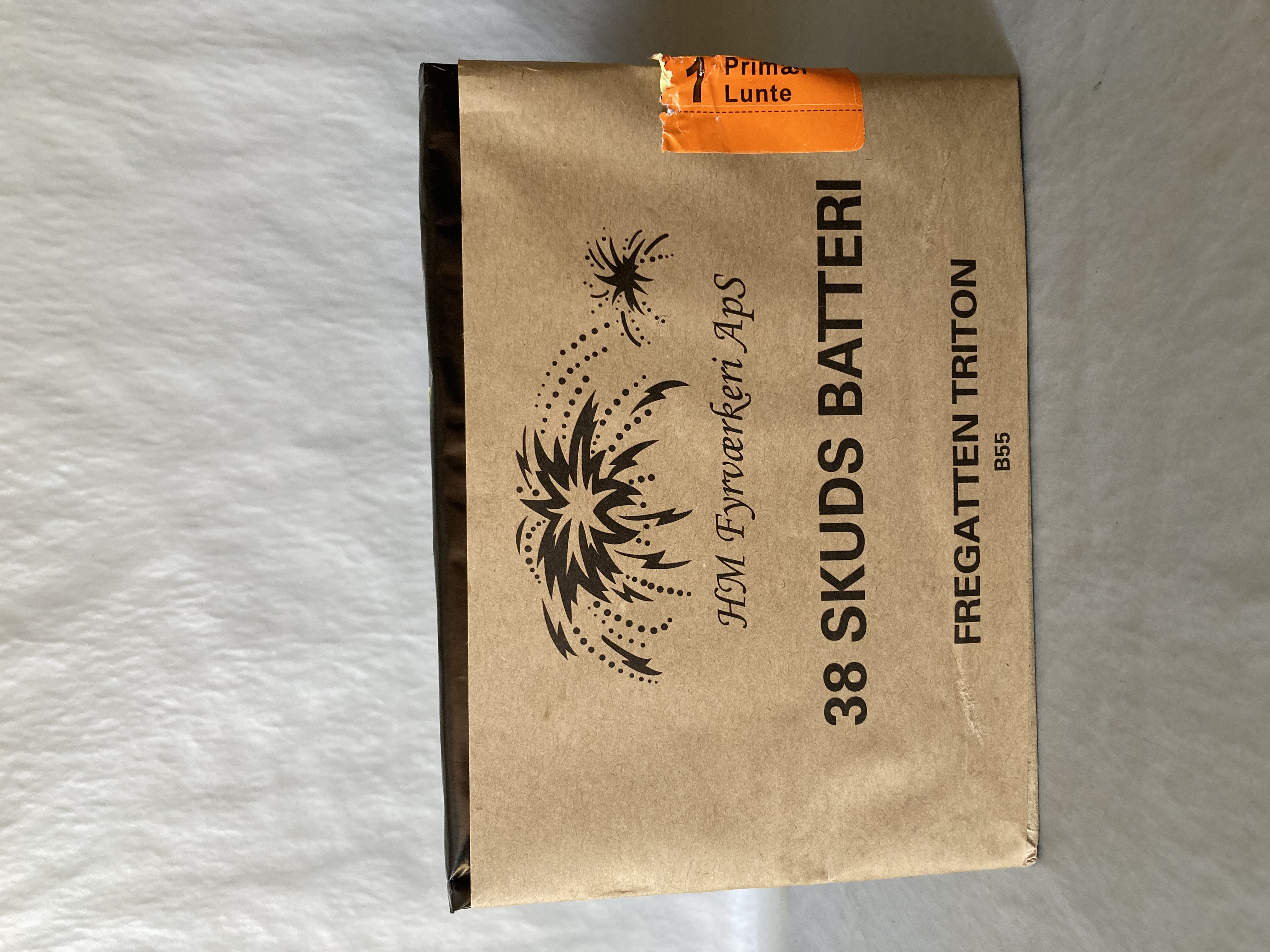Billede fra myndighedens meddelelse af det tilbagekaldte produkt Fregatten Triton 38 skuds batteri. Årsag: OKTILTAG.
