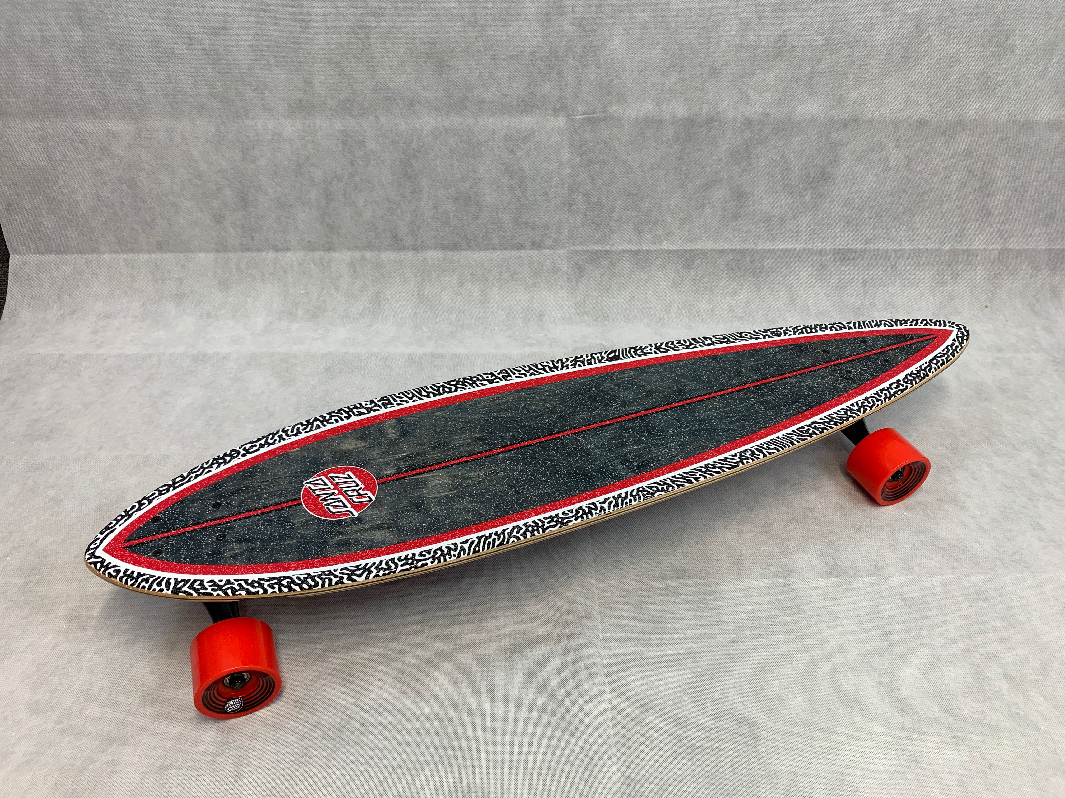 Billede fra myndighedens meddelelse af det tilbagekaldte produkt Santa Cruzer Amoeba Dot Pintail Factory Complete Skateboard Green 9.58". Årsag: OKTILTAG.