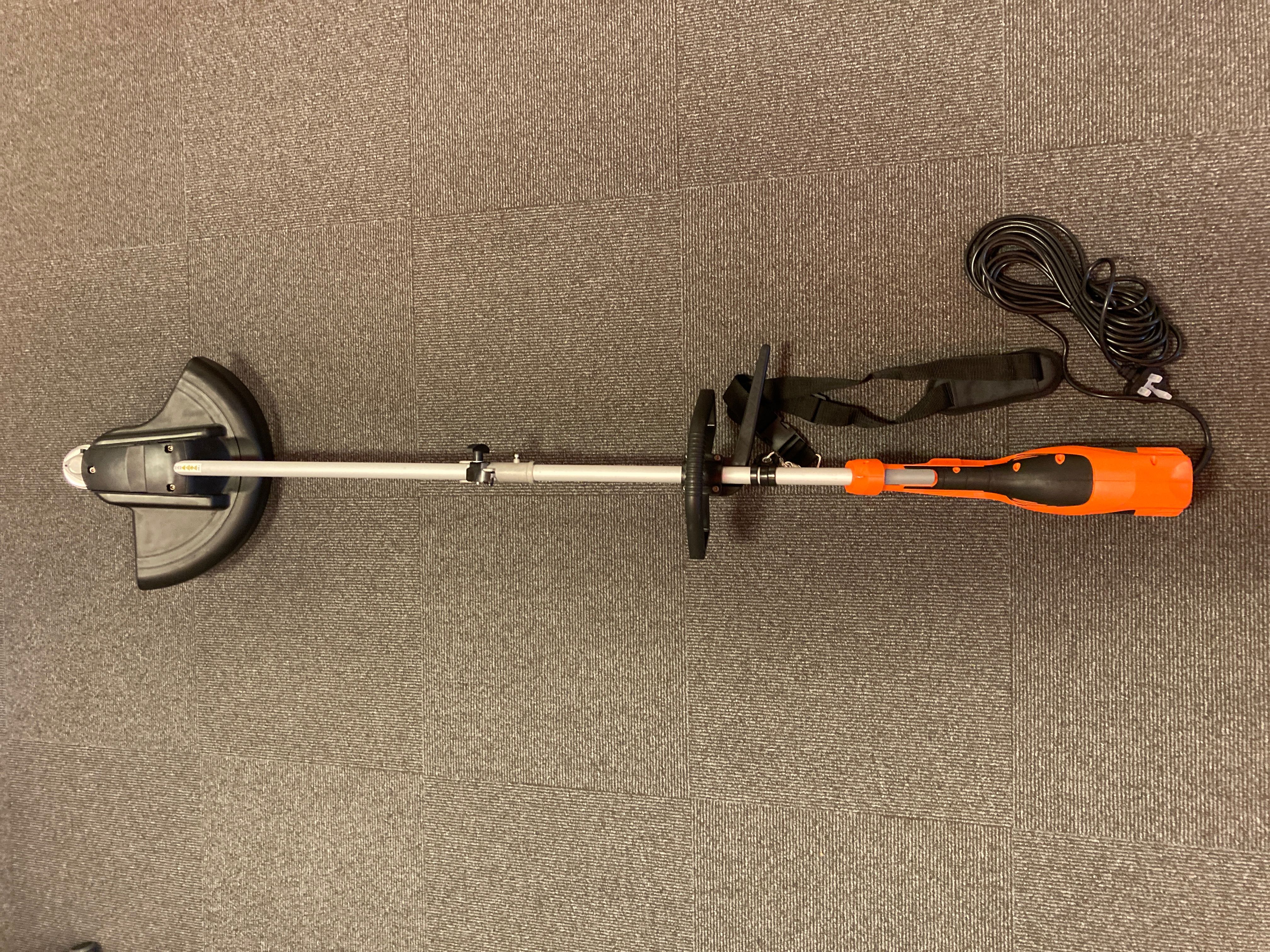 Billede fra myndighedens meddelelse af det tilbagekaldte produkt Electric Brush Cutter Strimmer 2 in 1 Split Sharft. Årsag: OKTILTAG.