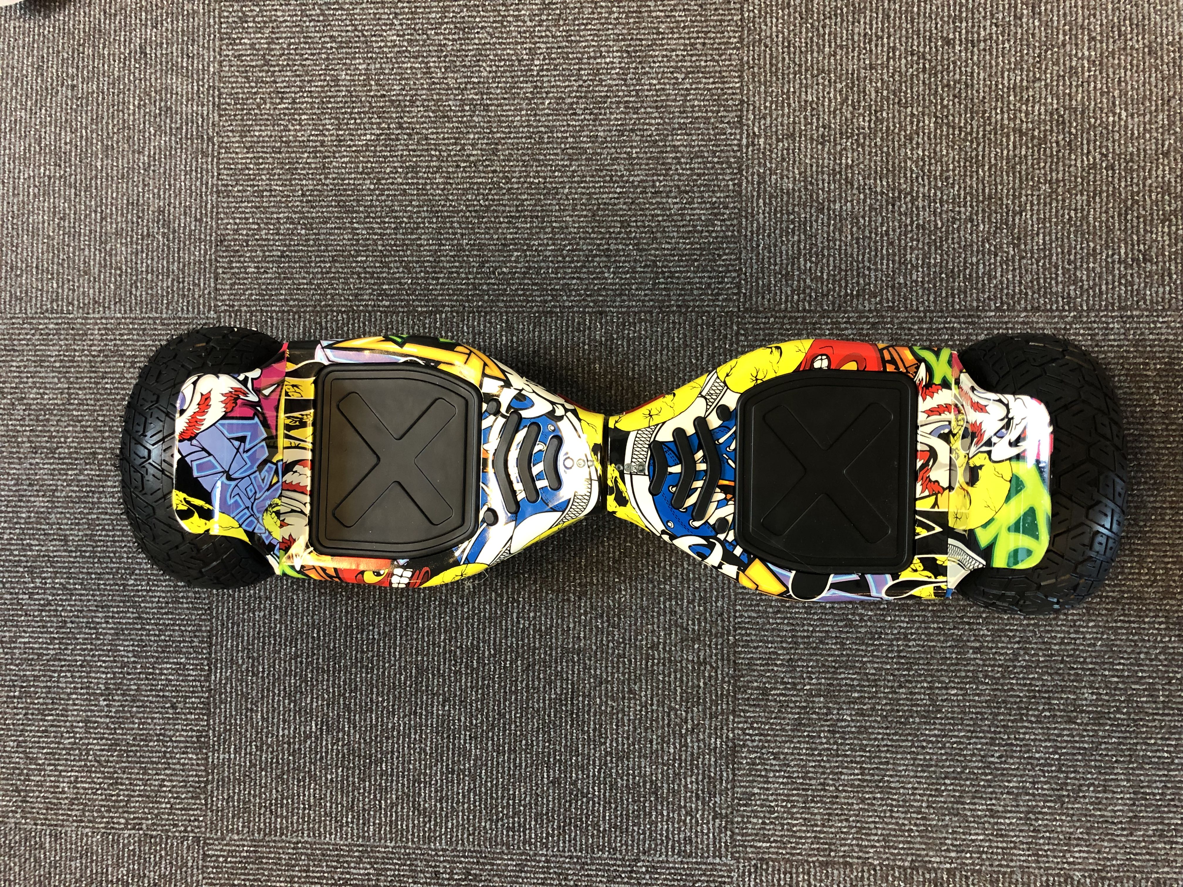 Billede fra myndighedens meddelelse af det tilbagekaldte produkt UK - 8.5" All Terrain Off Road Hummer Hoverboard Segway Graffiti. Årsag: OVERTRÆD.