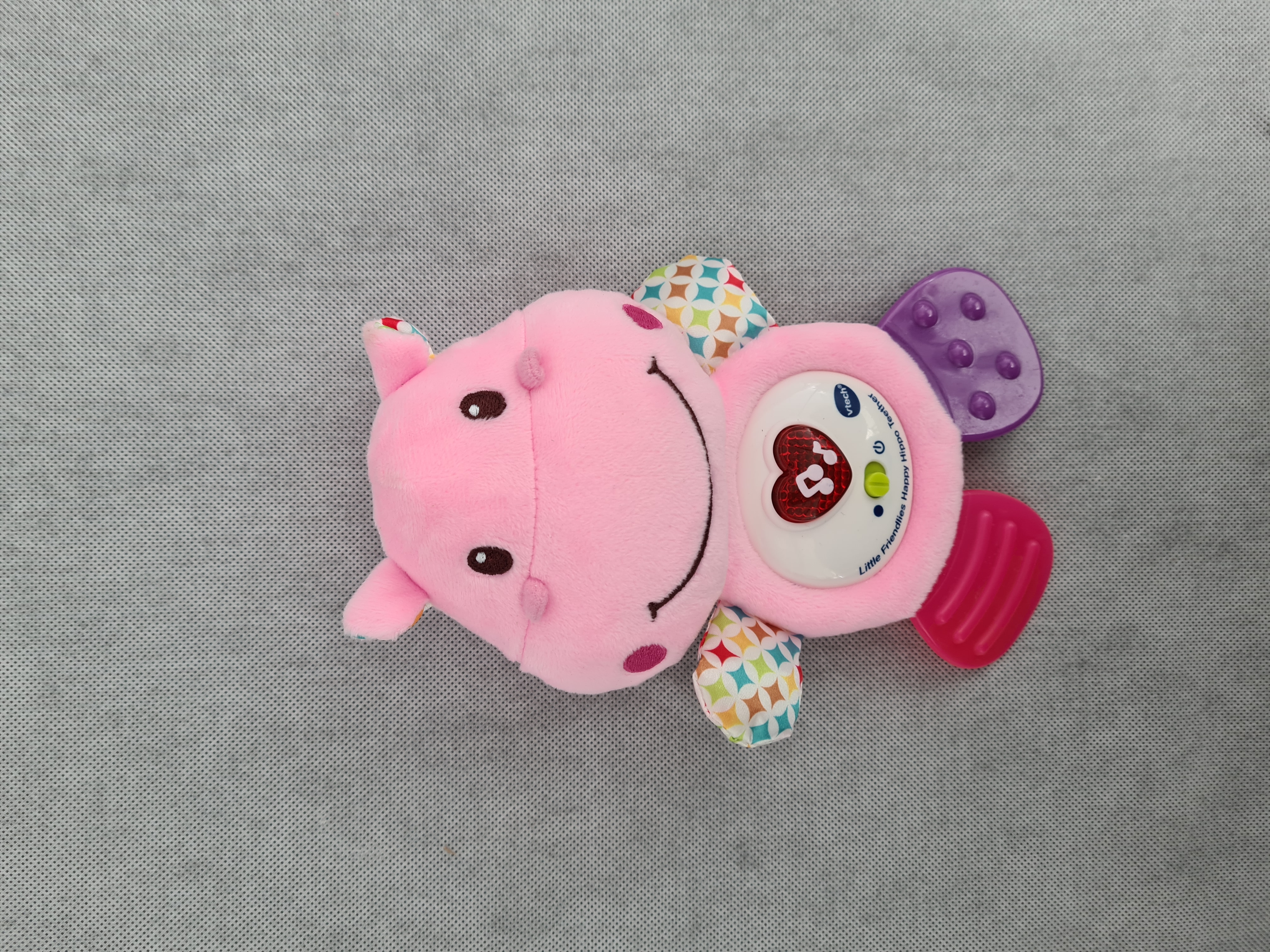 Billede fra myndighedens meddelelse af det tilbagekaldte produkt Vtech Little Friendlies Happy Hippo Teether Pink. Årsag: OVERTRÆD.