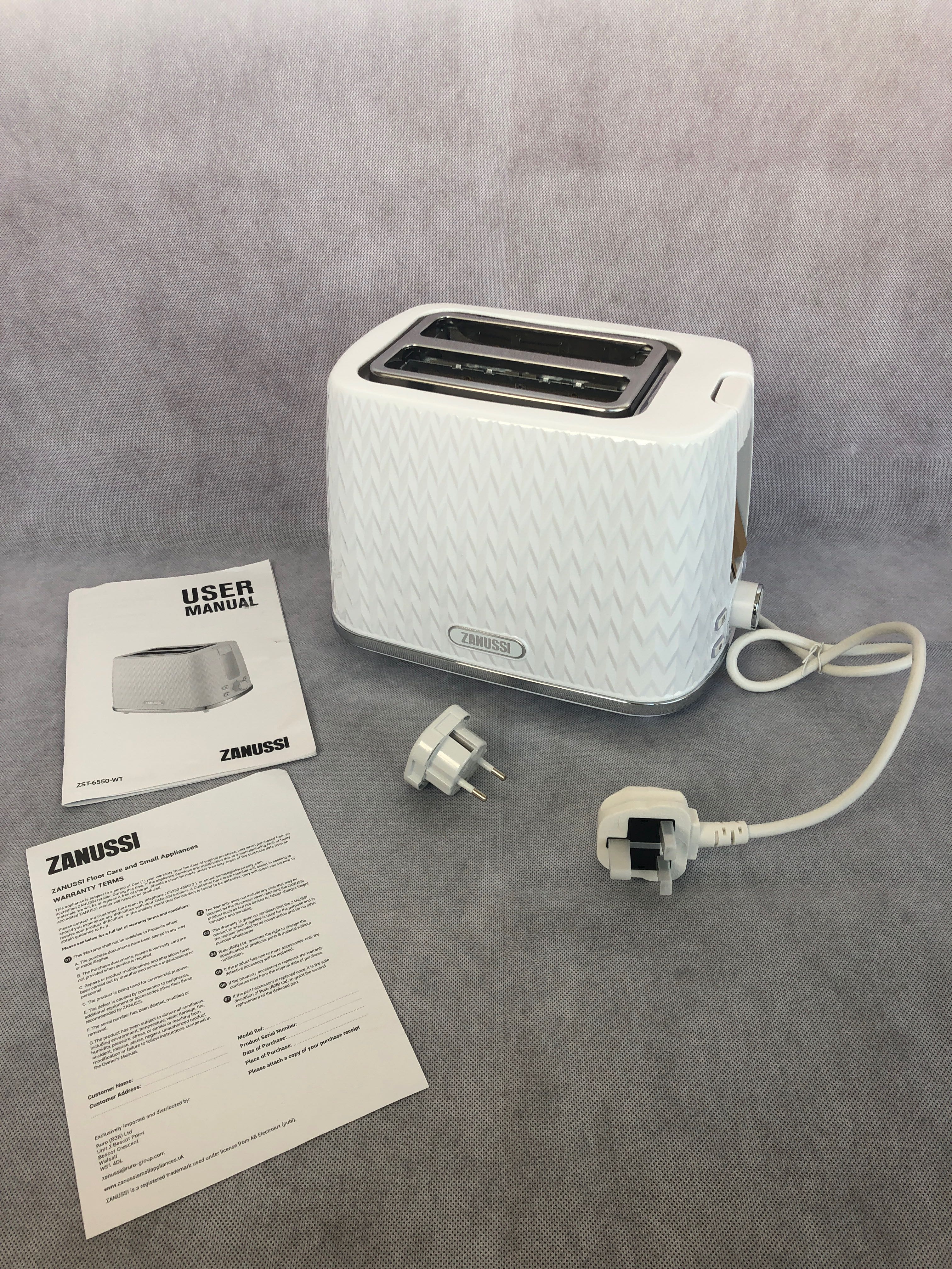 Billede fra myndighedens meddelelse af det tilbagekaldte produkt Zanussi ZST-6550-WT toaster 2 slice(s) 930 W White. Årsag: OKTILTAG.