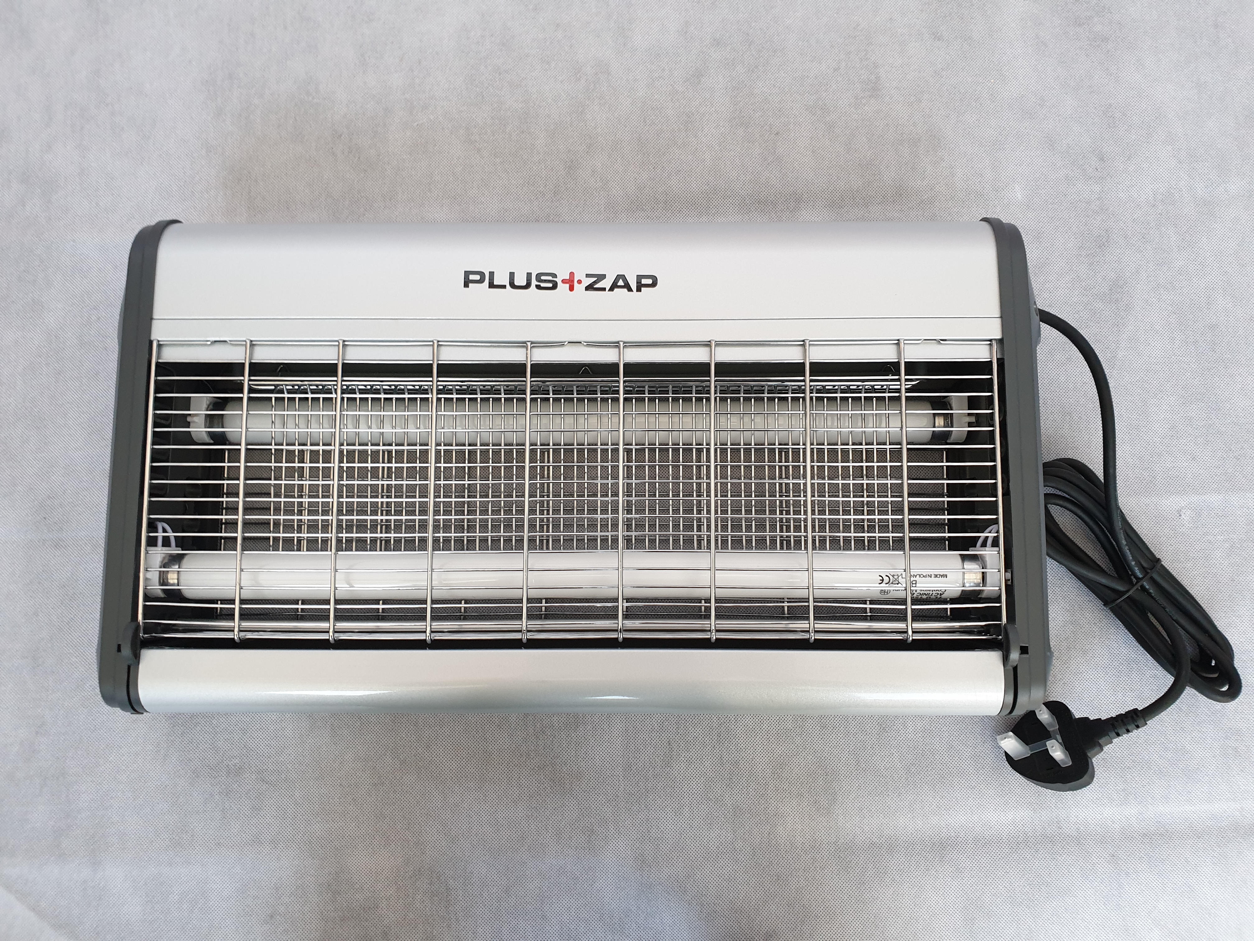 Billede fra myndighedens meddelelse af det tilbagekaldte produkt INSECT-O-CUTOR PLUSZAP ZE122 ELECTRIC FLYKILLER 30W ALUMINIUM. Årsag: OKTILTAG.