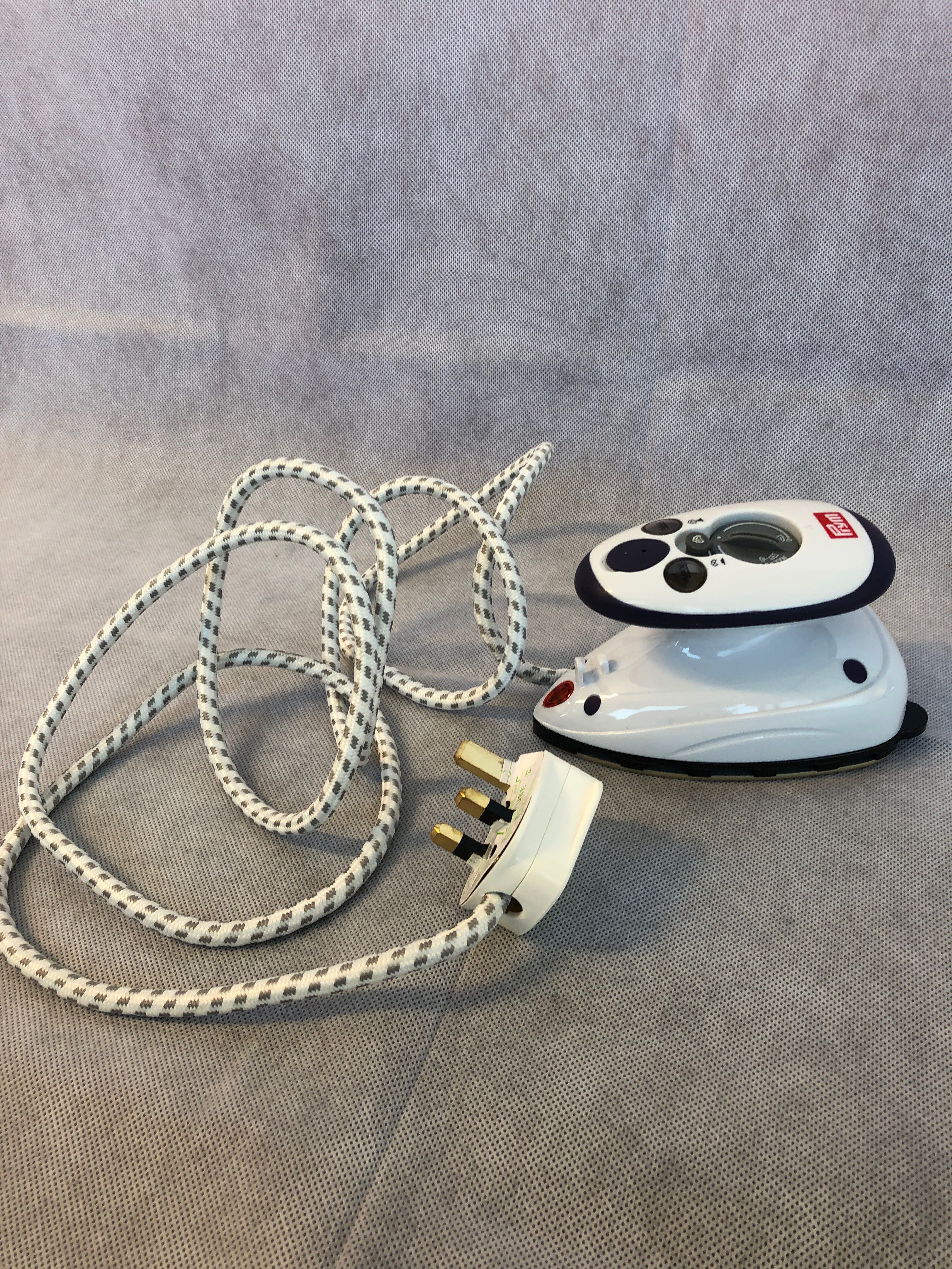 Billede fra myndighedens meddelelse af det tilbagekaldte produkt Prym Mini Steam Iron. Årsag: OKTILTAG.