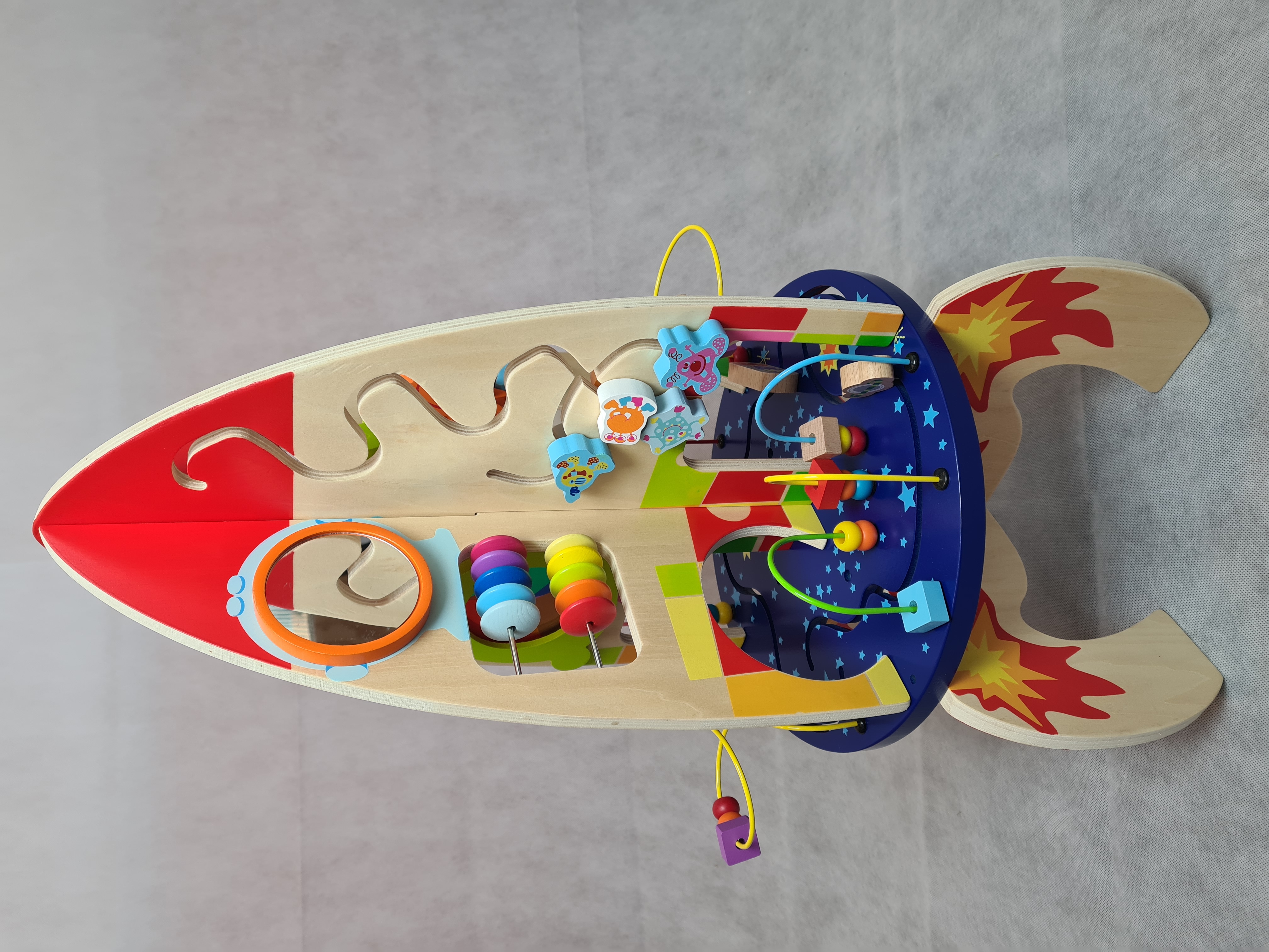 Billede fra myndighedens meddelelse af det tilbagekaldte produkt Wooden Multi Activity Rocket. Årsag: OVERTRÆD.