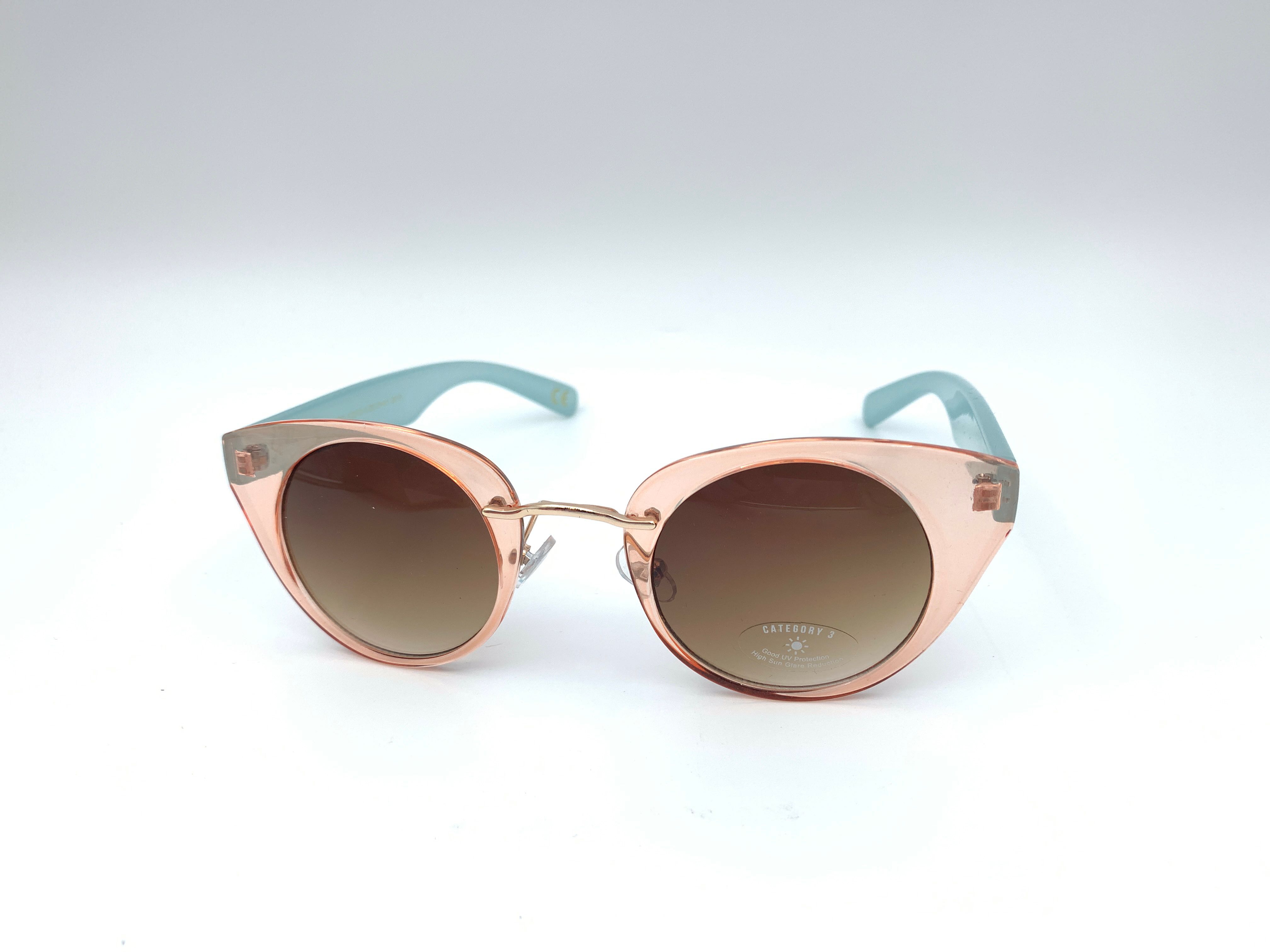 Billede fra myndighedens meddelelse af det tilbagekaldte produkt Sadie Sunglasses. Årsag: OKTILTAG.