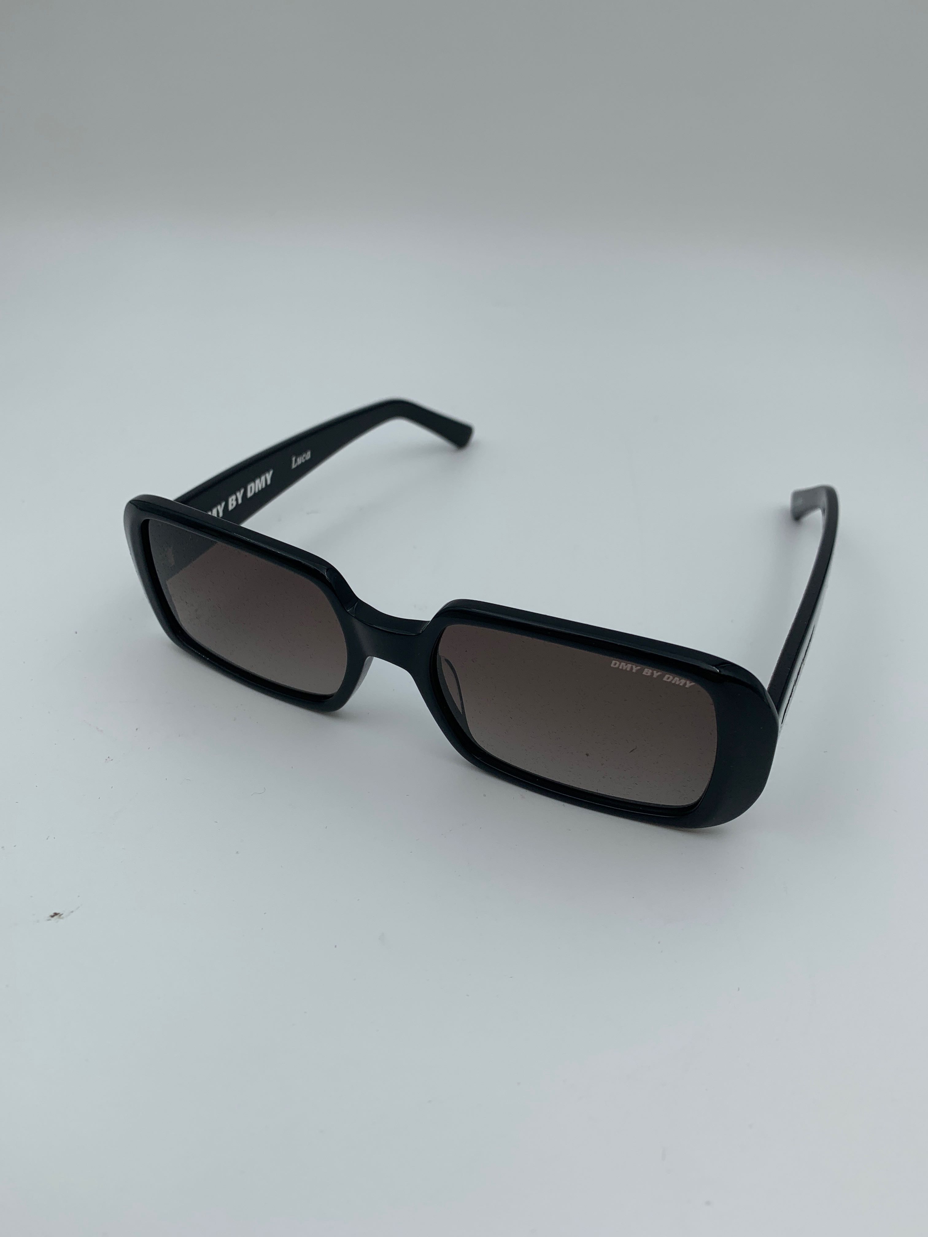 Billede fra myndighedens meddelelse af det tilbagekaldte produkt DMY BY DMY LUCA DMY06SB SOLID BLACK (Pret A Voir). Årsag: OKTILTAG.