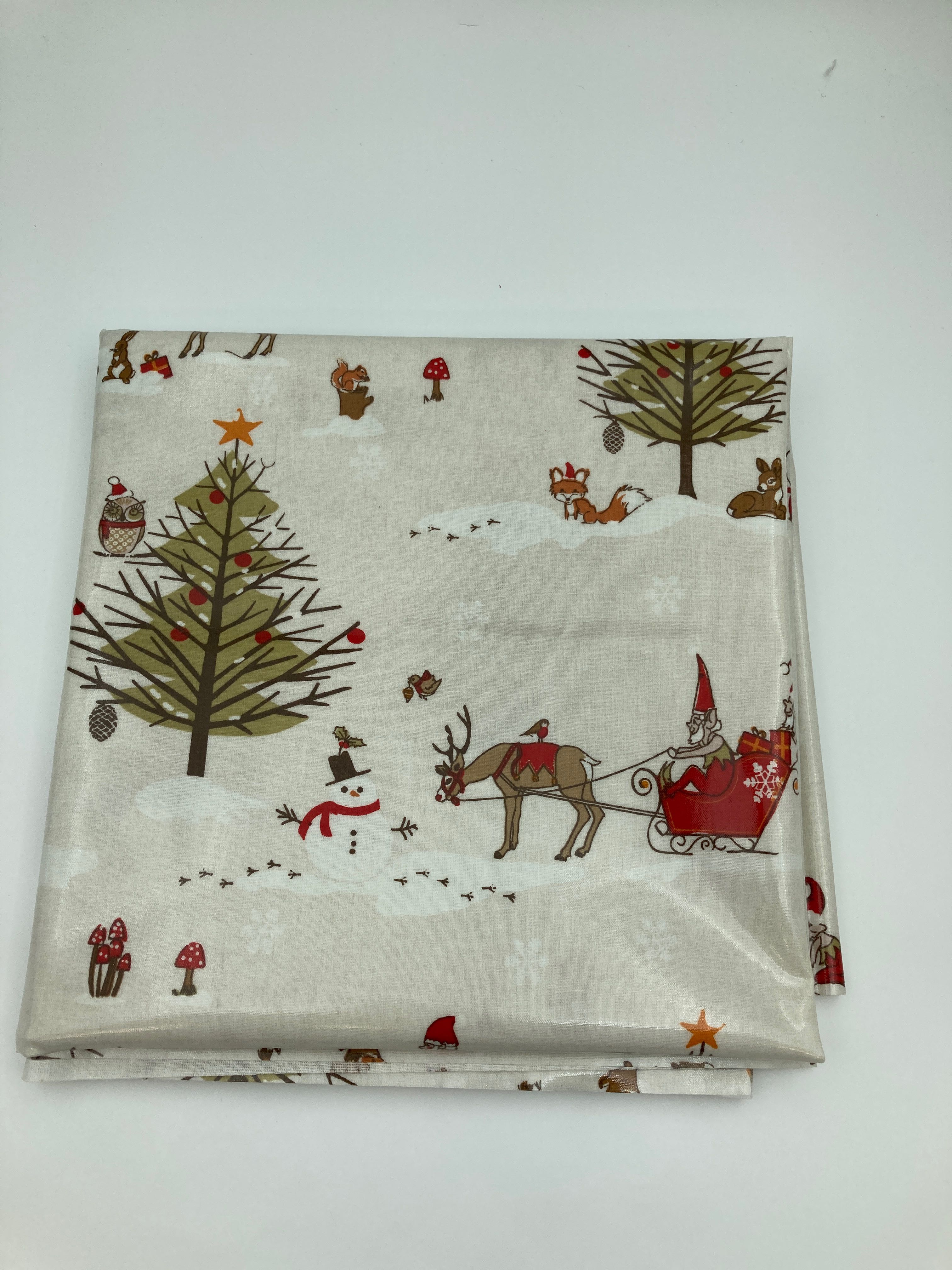 Billede fra myndighedens meddelelse af det tilbagekaldte produkt CHRISTMAS WOODLAND OILCLOTH TABLECLOTH. Årsag: OVERTRÆD.