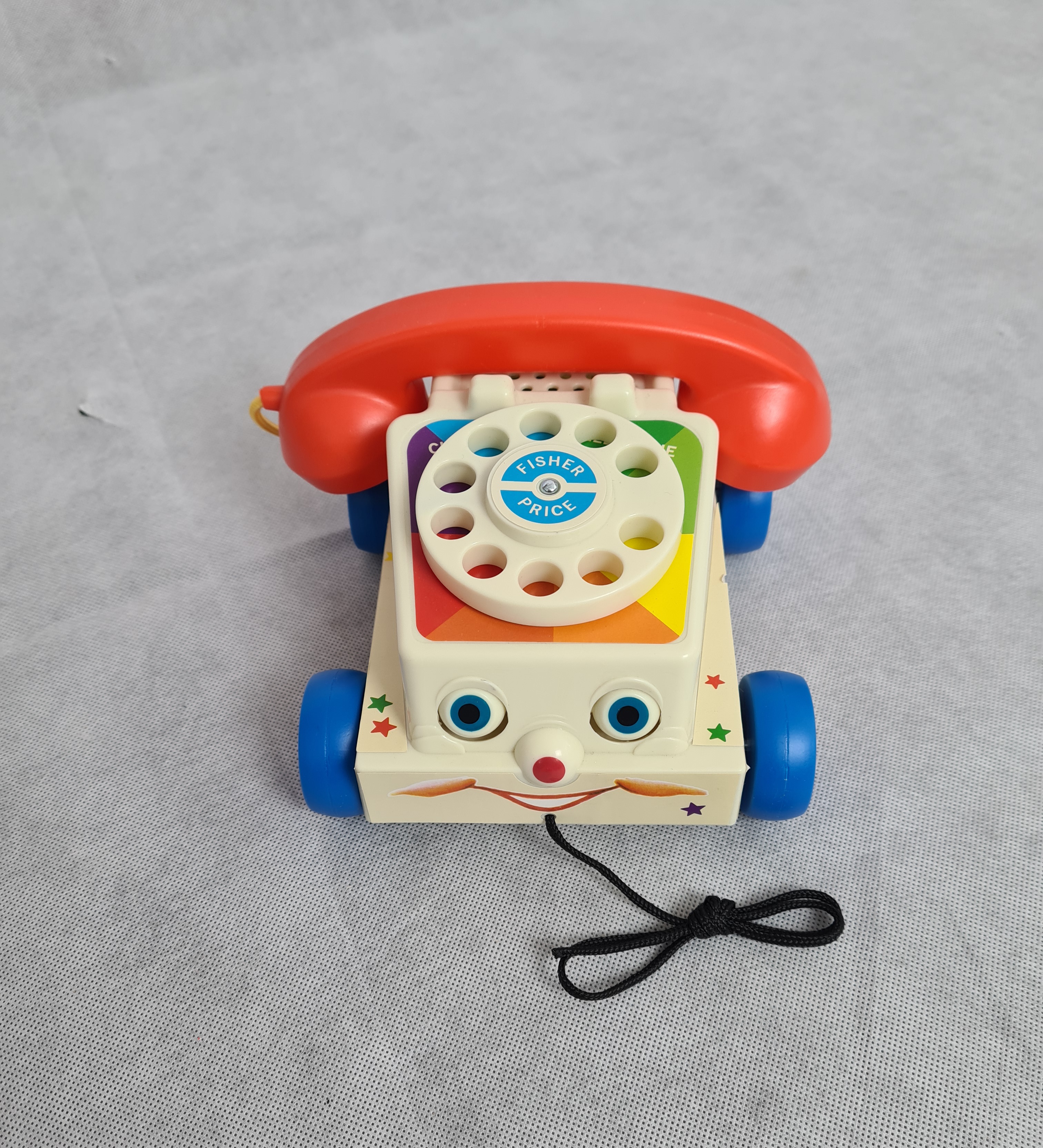 Billede fra myndighedens meddelelse af det tilbagekaldte produkt FISHER-PRICE CLASSIC CHATTER TELEPHONE TOY. Årsag: OVERTRÆD.