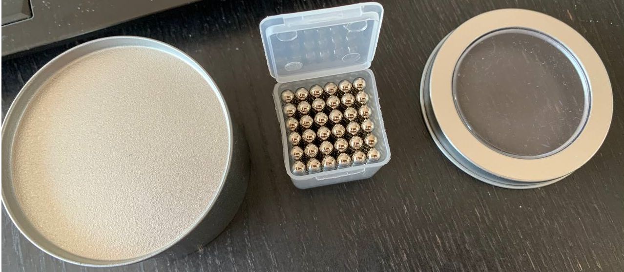 Billede fra myndighedens meddelelse af det tilbagekaldte produkt 216 Pièces Buckyballs Magnetic Balls. Årsag: OKTILTAG.