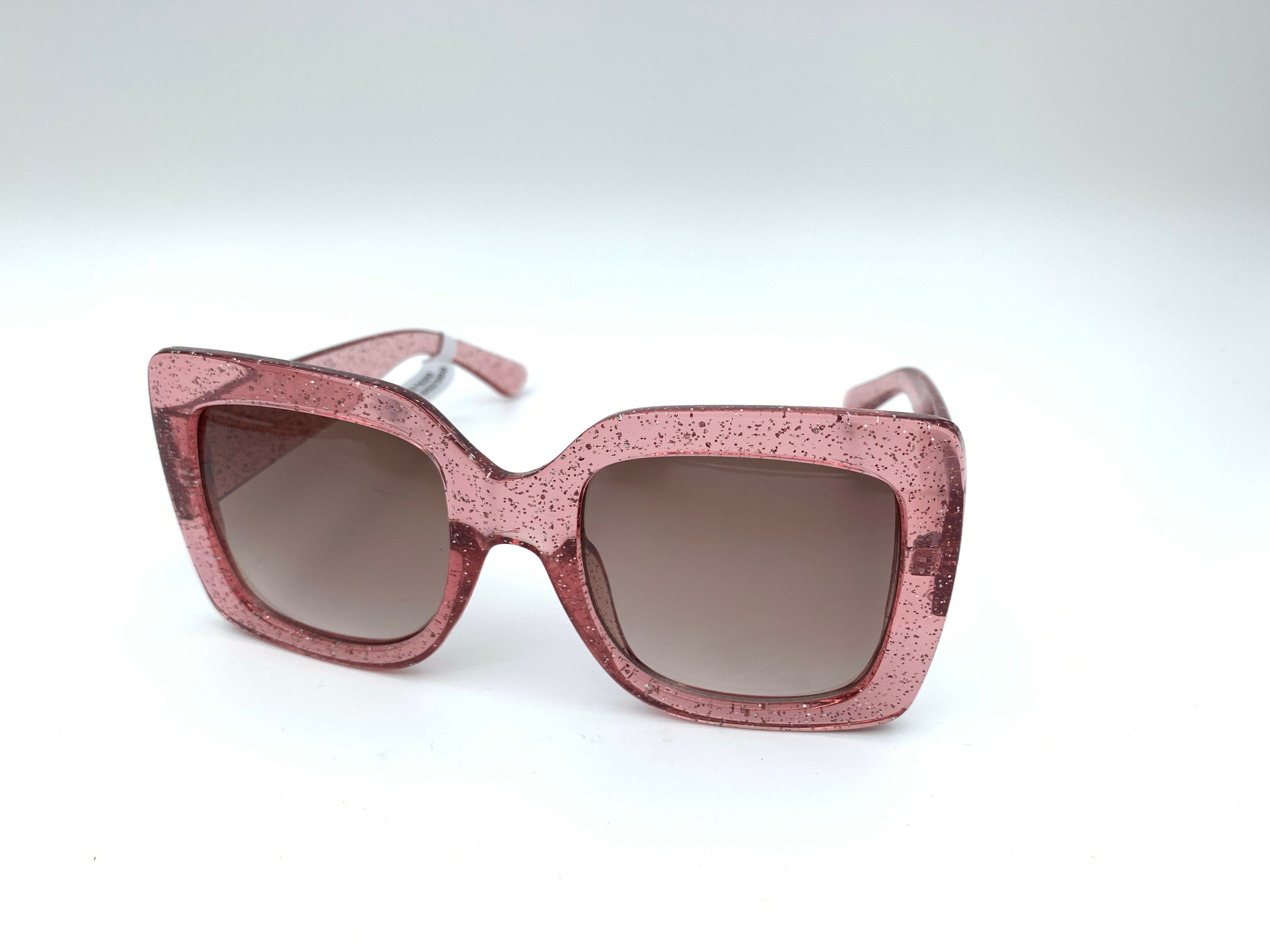 Billede fra myndighedens meddelelse af det tilbagekaldte produkt Sugar Oversized Square Sunglasses. Årsag: OVERTRÆD.