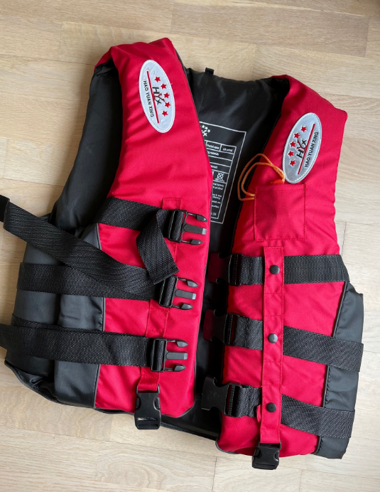 Billede fra myndighedens meddelelse af det tilbagekaldte produkt Stormy Redningsvest - Junior. Årsag: OVERTRÆD.