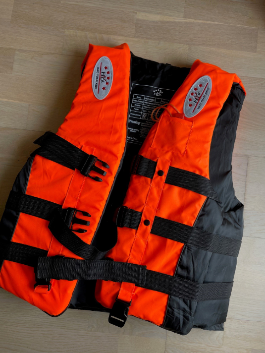 Billede fra myndighedens meddelelse af det tilbagekaldte produkt Stormy Redningsvest - Unisex. Årsag: OVERTRÆD.