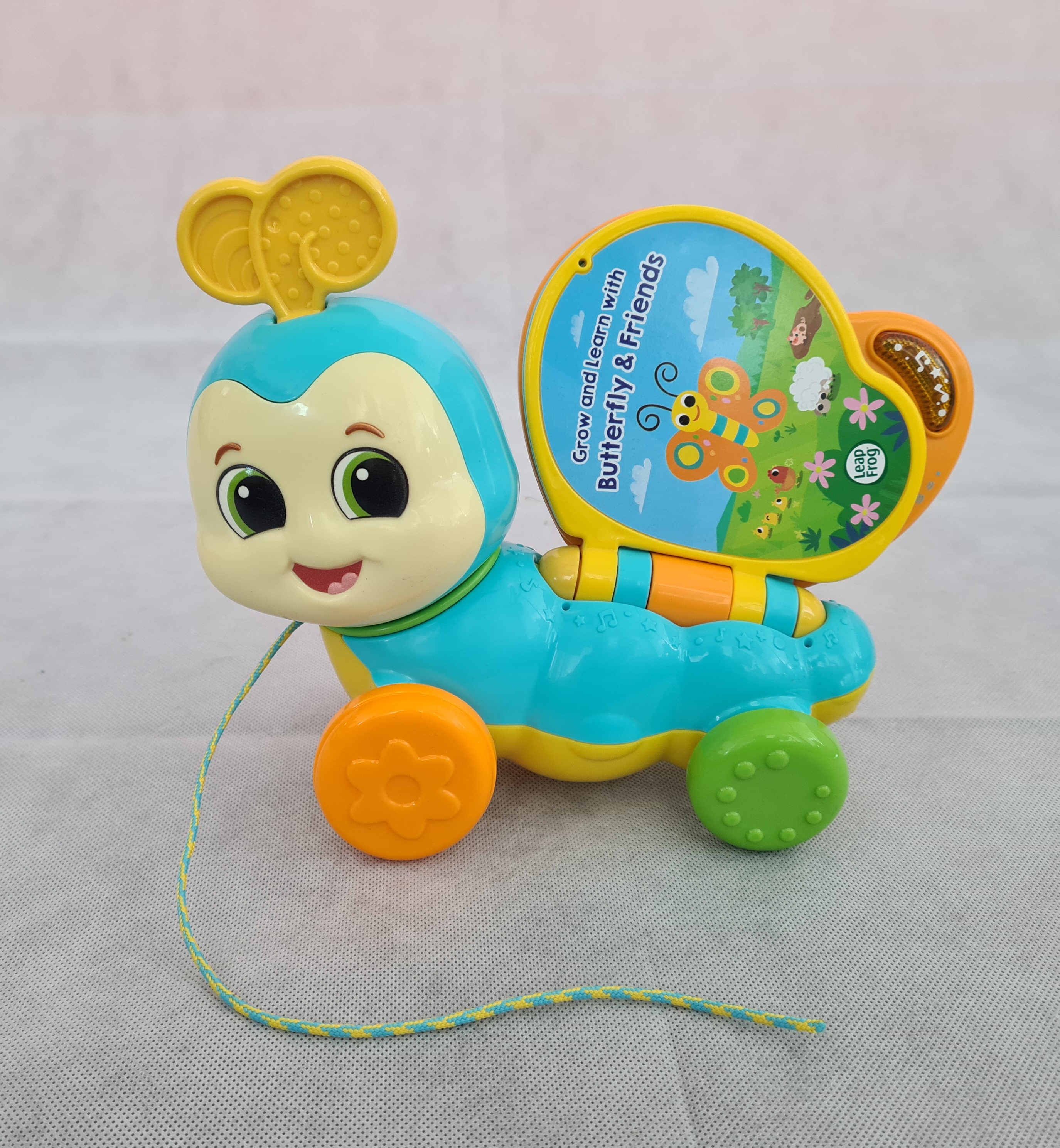 Billede fra myndighedens meddelelse af det tilbagekaldte produkt Træklegetøj Fra Leap Frog - Pull Toy Butterfly. Årsag: OKTILTAG.